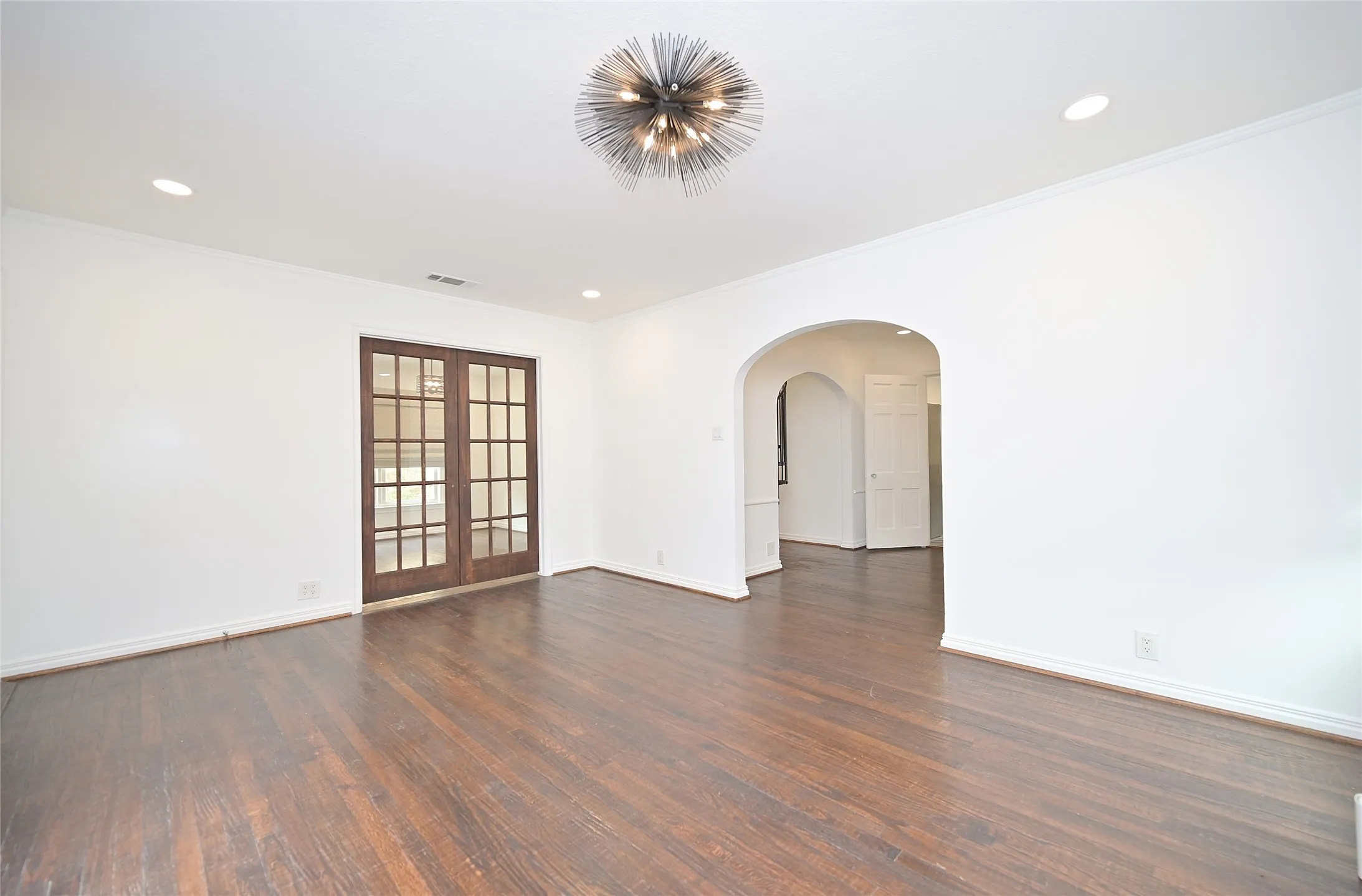 Single Family Residence For Sale in Dallas County , 2226 Carnes Street, Dallas, Texas 75208, 3 Bedroom, 2 Bathroom, 2 Garage spaces, 1,643 Sqft, built in 1940, mls#21222469, Real Estate Agent in Dallas, Homes For Sale in Dallas county, Homes For Sale in Dallas, Realtor in Dallas Texas, Real Estate Brokerage Independent Realty Texas, Luminita Cordes Realtor