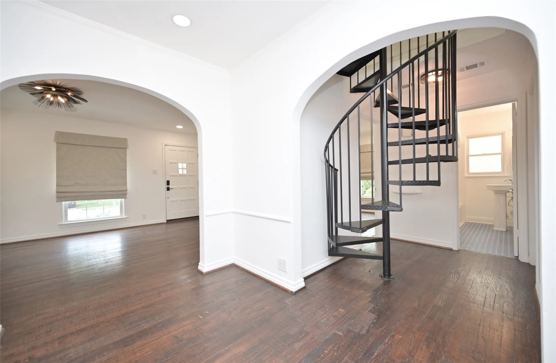 Single Family Residence For Sale in Dallas County , 2226 Carnes Street, Dallas, Texas 75208, 3 Bedroom, 2 Bathroom, 2 Garage spaces, 1,643 Sqft, built in 1940, mls#21222469, Real Estate Agent in Dallas, Homes For Sale in Dallas county, Homes For Sale in Dallas, Realtor in Dallas Texas, Real Estate Brokerage Independent Realty Texas, Luminita Cordes Realtor