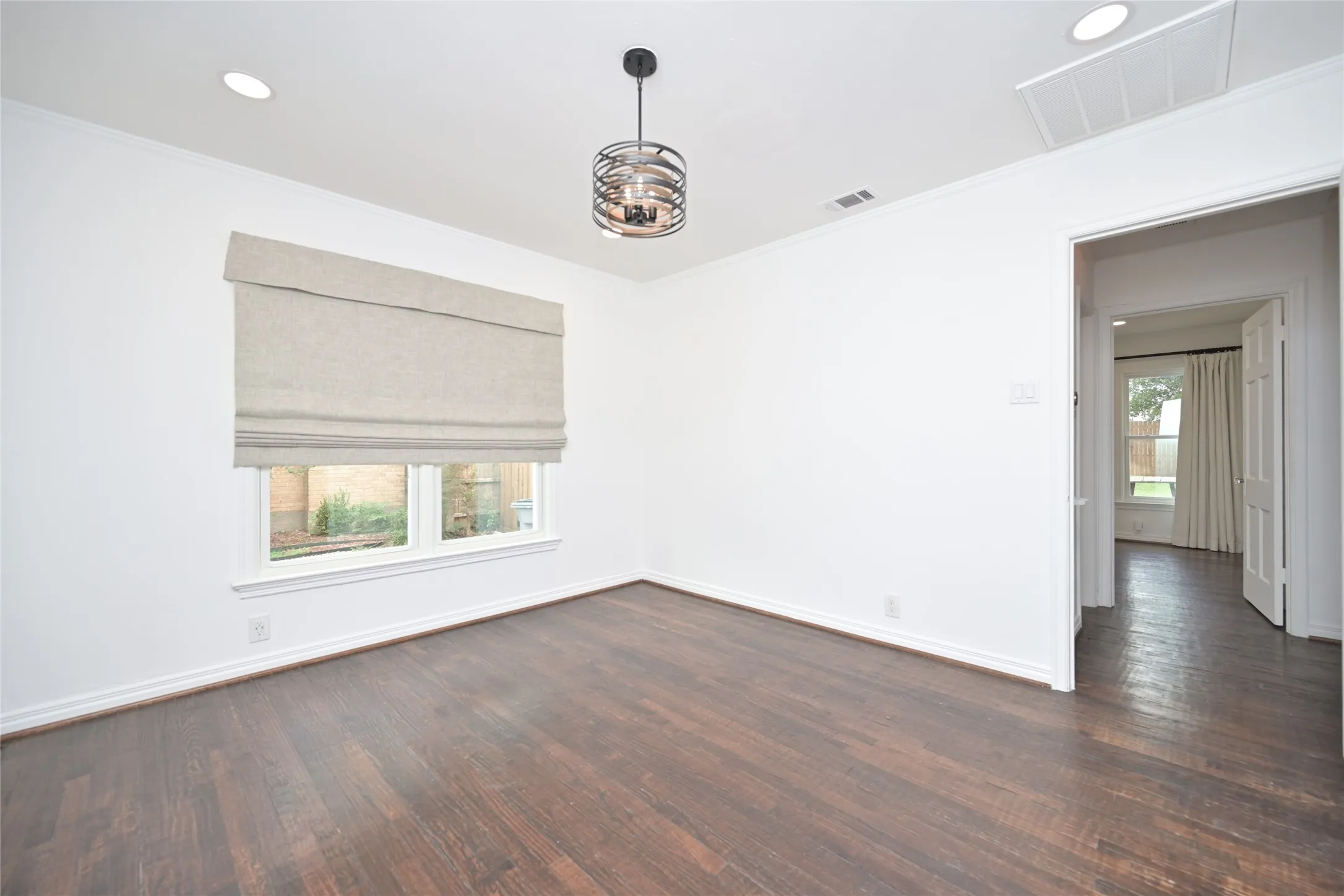 Single Family Residence For Sale in Dallas County , 2226 Carnes Street, Dallas, Texas 75208, 3 Bedroom, 2 Bathroom, 2 Garage spaces, 1,643 Sqft, built in 1940, mls#21222469, Real Estate Agent in Dallas, Homes For Sale in Dallas county, Homes For Sale in Dallas, Realtor in Dallas Texas, Real Estate Brokerage Independent Realty Texas, Luminita Cordes Realtor