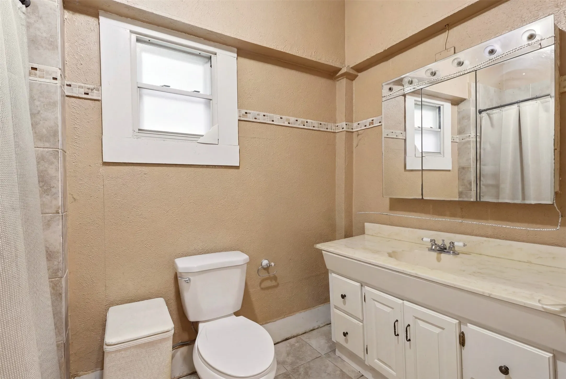 Single Family Residence For Sale in Dallas County , 908 N Winnetka Avenue, Dallas, Texas 75208, 2 Bedroom, 3 Bathroom, 2 Garage spaces, 1,704 Sqft, built in 1918, mls#21302991, Real Estate Agent in Dallas, Homes For Sale in Dallas county, Homes For Sale in Dallas, Realtor in Dallas Texas, Real Estate Brokerage Independent Realty Texas, Luminita Cordes Realtor