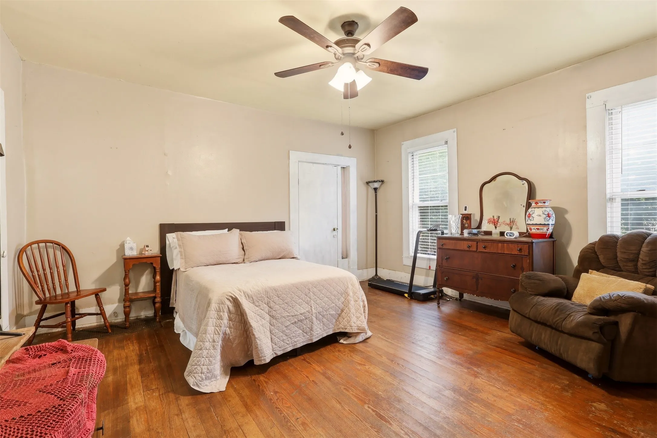 Single Family Residence For Sale in Dallas County , 908 N Winnetka Avenue, Dallas, Texas 75208, 2 Bedroom, 3 Bathroom, 2 Garage spaces, 1,704 Sqft, built in 1918, mls#21302991, Real Estate Agent in Dallas, Homes For Sale in Dallas county, Homes For Sale in Dallas, Realtor in Dallas Texas, Real Estate Brokerage Independent Realty Texas, Luminita Cordes Realtor
