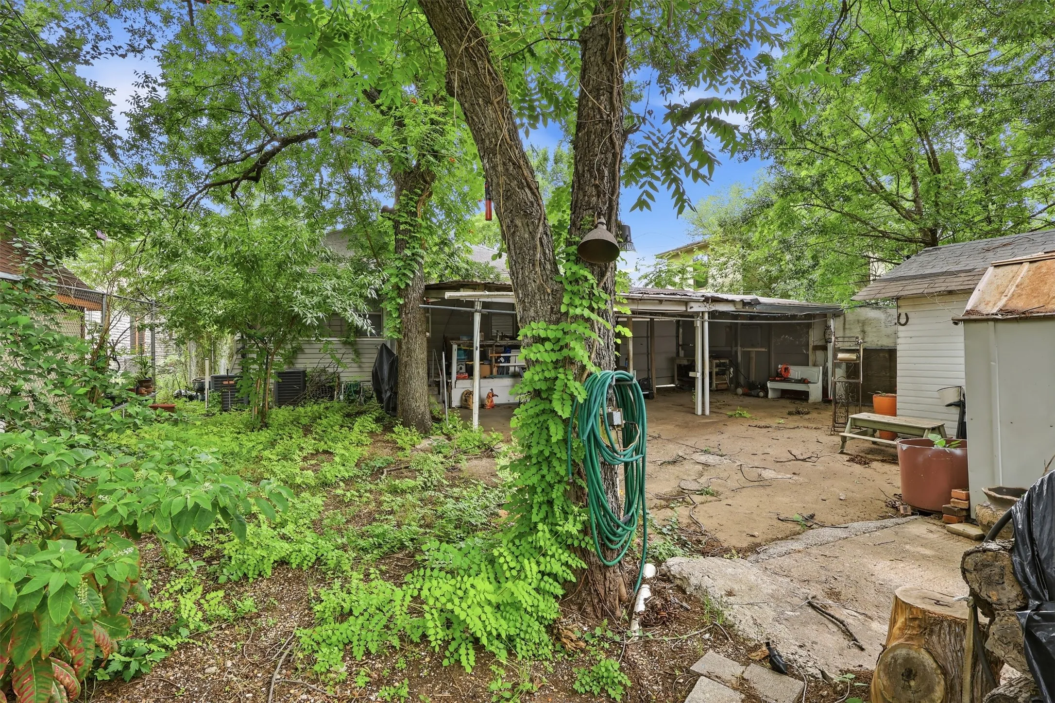 Single Family Residence For Sale in Dallas County , 908 N Winnetka Avenue, Dallas, Texas 75208, 2 Bedroom, 3 Bathroom, 2 Garage spaces, 1,704 Sqft, built in 1918, mls#21302991, Real Estate Agent in Dallas, Homes For Sale in Dallas county, Homes For Sale in Dallas, Realtor in Dallas Texas, Real Estate Brokerage Independent Realty Texas, Luminita Cordes Realtor
