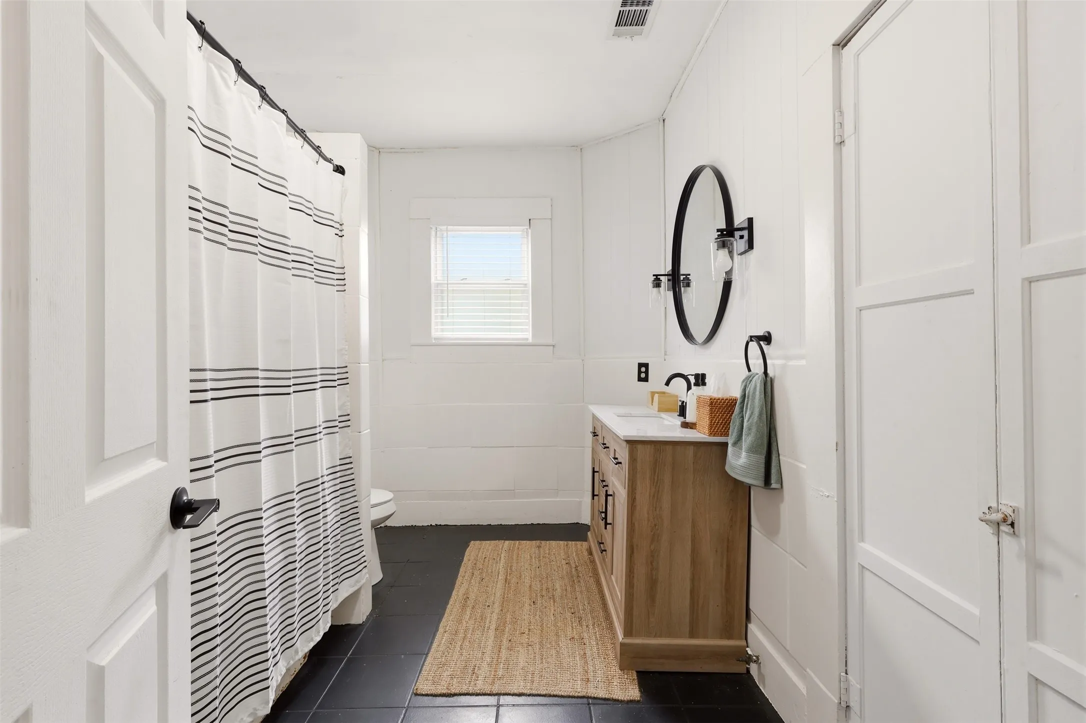 Single Family Residence For Sale in Dallas County , 908 N Winnetka Avenue, Dallas, Texas 75208, 2 Bedroom, 3 Bathroom, 2 Garage spaces, 1,704 Sqft, built in 1918, mls#21302991, Real Estate Agent in Dallas, Homes For Sale in Dallas county, Homes For Sale in Dallas, Realtor in Dallas Texas, Real Estate Brokerage Independent Realty Texas, Luminita Cordes Realtor