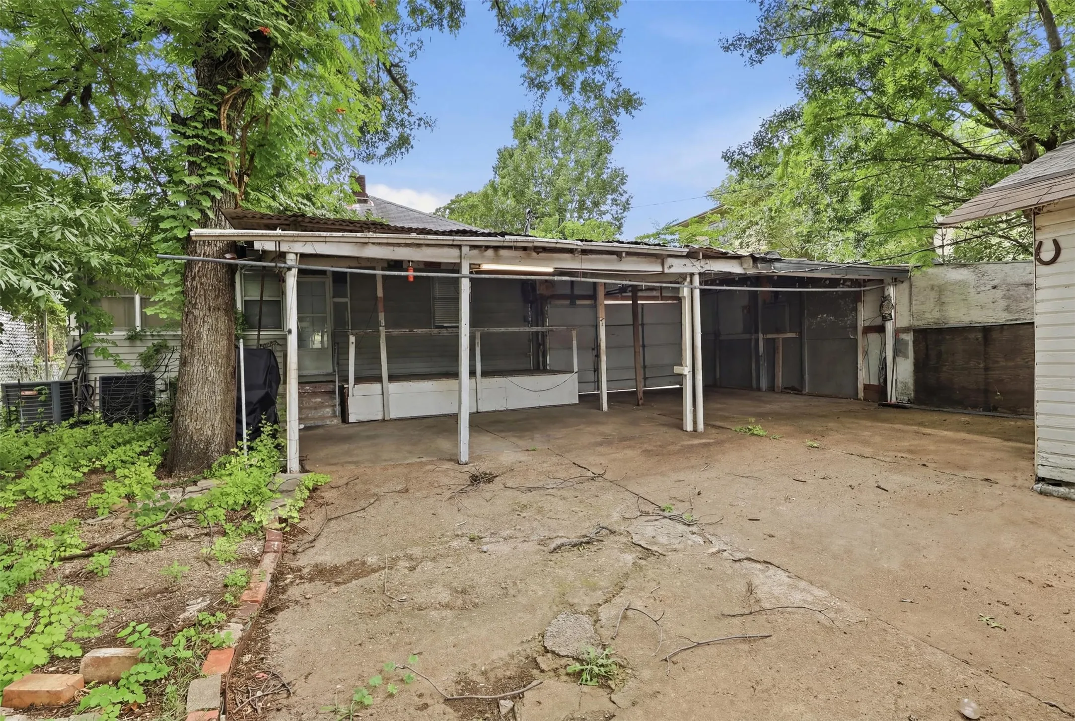 Single Family Residence For Sale in Dallas County , 908 N Winnetka Avenue, Dallas, Texas 75208, 2 Bedroom, 3 Bathroom, 2 Garage spaces, 1,704 Sqft, built in 1918, mls#21302991, Real Estate Agent in Dallas, Homes For Sale in Dallas county, Homes For Sale in Dallas, Realtor in Dallas Texas, Real Estate Brokerage Independent Realty Texas, Luminita Cordes Realtor