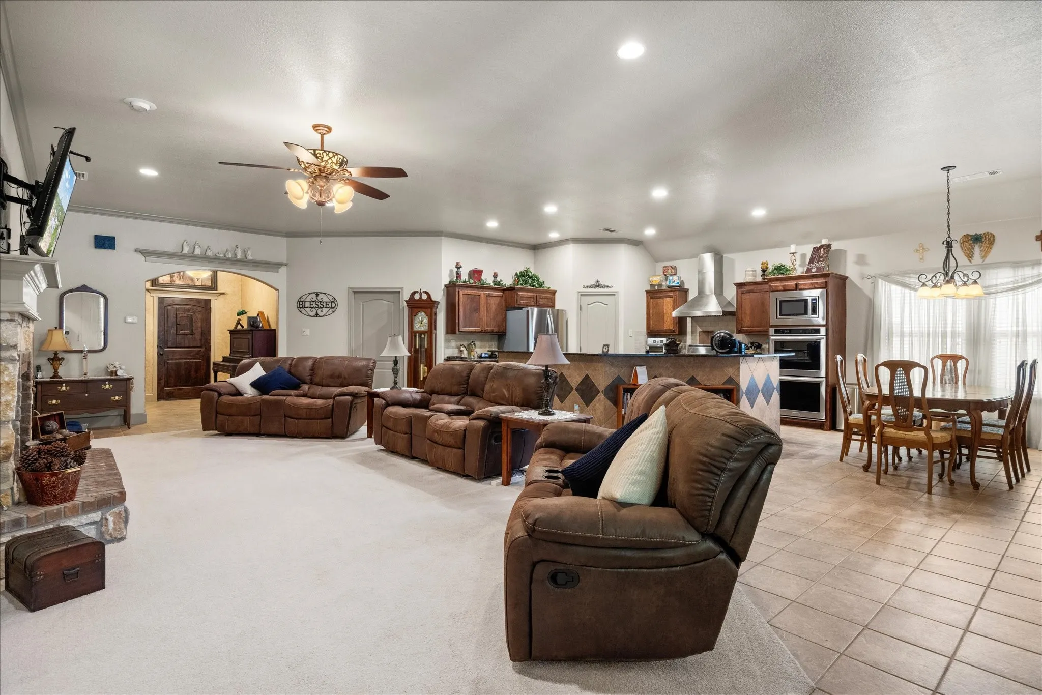 Single Family Residence For Sale in Johnson County , 340 Canadian Lane, Burleson, Texas 76028, 5 Bedroom, 3 Bathroom, 3 Garage spaces, 2,586 Sqft, built in 2014, mls#21294762, Real Estate Agent in Burleson, Homes For Sale in Johnson county, Homes For Sale in Burleson, Realtor in Burleson Texas, Real Estate Brokerage Independent Realty Texas, Luminita Cordes Realtor