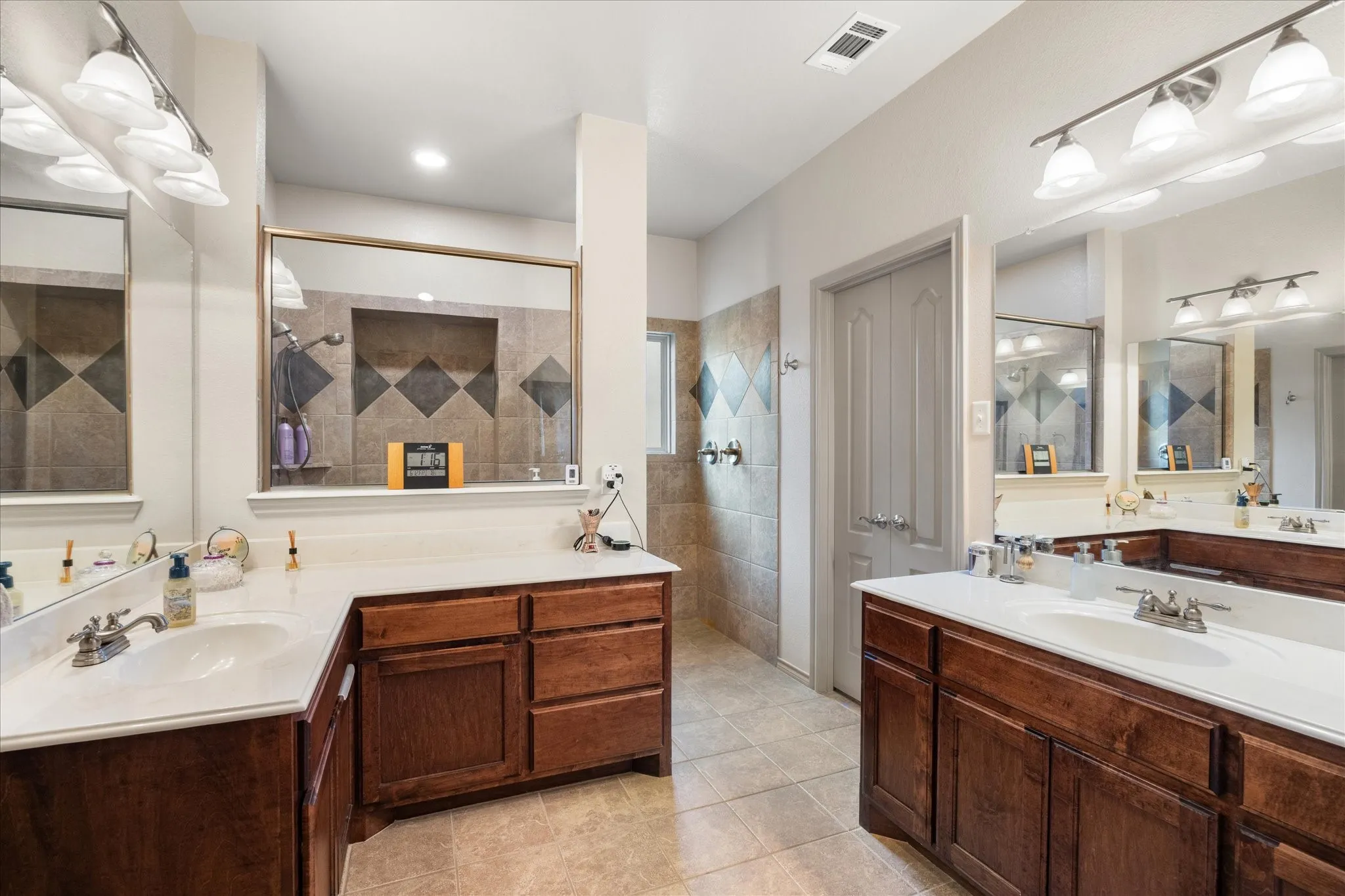 Single Family Residence For Sale in Johnson County , 340 Canadian Lane, Burleson, Texas 76028, 5 Bedroom, 3 Bathroom, 3 Garage spaces, 2,586 Sqft, built in 2014, mls#21294762, Real Estate Agent in Burleson, Homes For Sale in Johnson county, Homes For Sale in Burleson, Realtor in Burleson Texas, Real Estate Brokerage Independent Realty Texas, Luminita Cordes Realtor