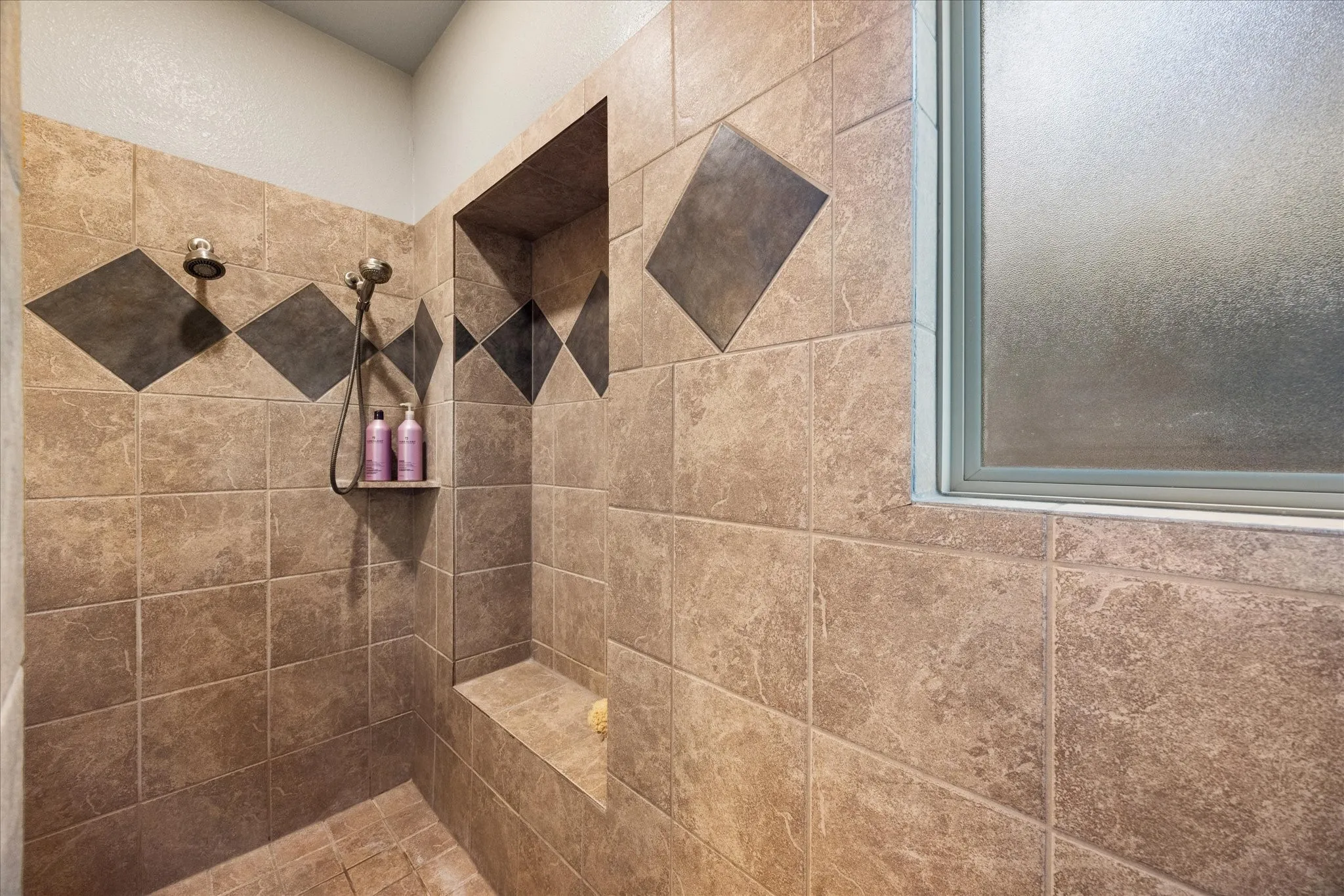 Single Family Residence For Sale in Johnson County , 340 Canadian Lane, Burleson, Texas 76028, 5 Bedroom, 3 Bathroom, 3 Garage spaces, 2,586 Sqft, built in 2014, mls#21294762, Real Estate Agent in Burleson, Homes For Sale in Johnson county, Homes For Sale in Burleson, Realtor in Burleson Texas, Real Estate Brokerage Independent Realty Texas, Luminita Cordes Realtor