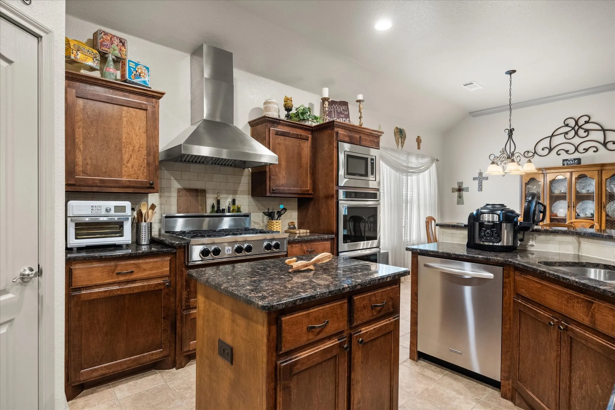 Single Family Residence For Sale in Johnson County , 340 Canadian Lane, Burleson, Texas 76028, 5 Bedroom, 3 Bathroom, 3 Garage spaces, 2,586 Sqft, built in 2014, mls#21294762, Real Estate Agent in Burleson, Homes For Sale in Johnson county, Homes For Sale in Burleson, Realtor in Burleson Texas, Real Estate Brokerage Independent Realty Texas, Luminita Cordes Realtor