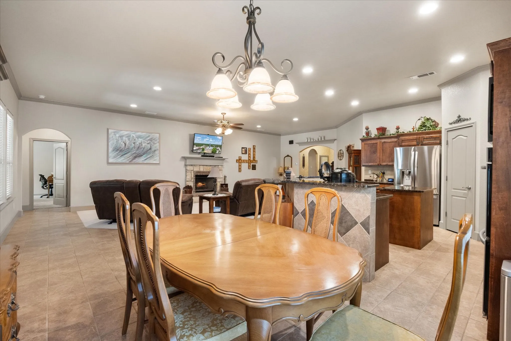 Single Family Residence For Sale in Johnson County , 340 Canadian Lane, Burleson, Texas 76028, 5 Bedroom, 3 Bathroom, 3 Garage spaces, 2,586 Sqft, built in 2014, mls#21294762, Real Estate Agent in Burleson, Homes For Sale in Johnson county, Homes For Sale in Burleson, Realtor in Burleson Texas, Real Estate Brokerage Independent Realty Texas, Luminita Cordes Realtor