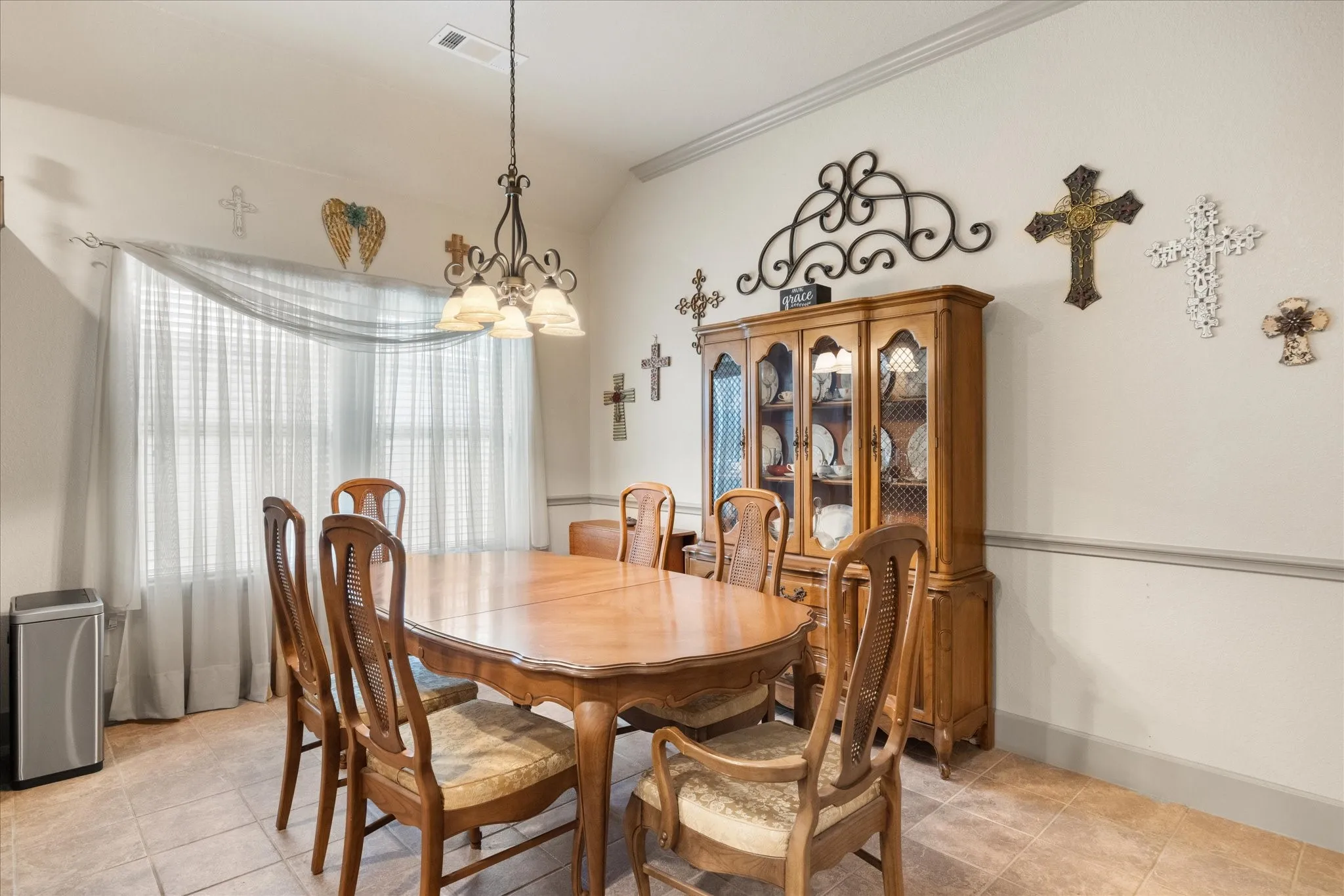 Single Family Residence For Sale in Johnson County , 340 Canadian Lane, Burleson, Texas 76028, 5 Bedroom, 3 Bathroom, 3 Garage spaces, 2,586 Sqft, built in 2014, mls#21294762, Real Estate Agent in Burleson, Homes For Sale in Johnson county, Homes For Sale in Burleson, Realtor in Burleson Texas, Real Estate Brokerage Independent Realty Texas, Luminita Cordes Realtor