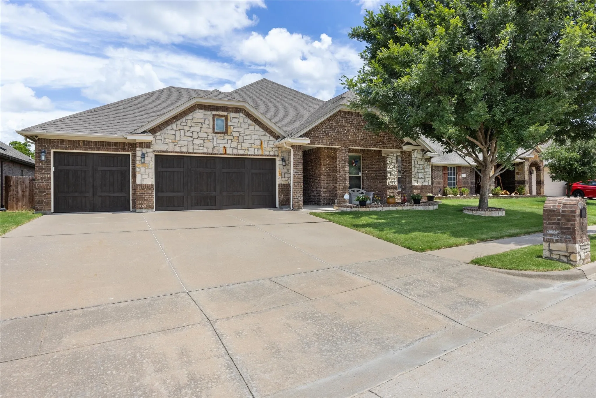 Single Family Residence For Sale in Johnson County , 340 Canadian Lane, Burleson, Texas 76028, 5 Bedroom, 3 Bathroom, 3 Garage spaces, 2,586 Sqft, built in 2014, mls#21294762, Real Estate Agent in Burleson, Homes For Sale in Johnson county, Homes For Sale in Burleson, Realtor in Burleson Texas, Real Estate Brokerage Independent Realty Texas, Luminita Cordes Realtor