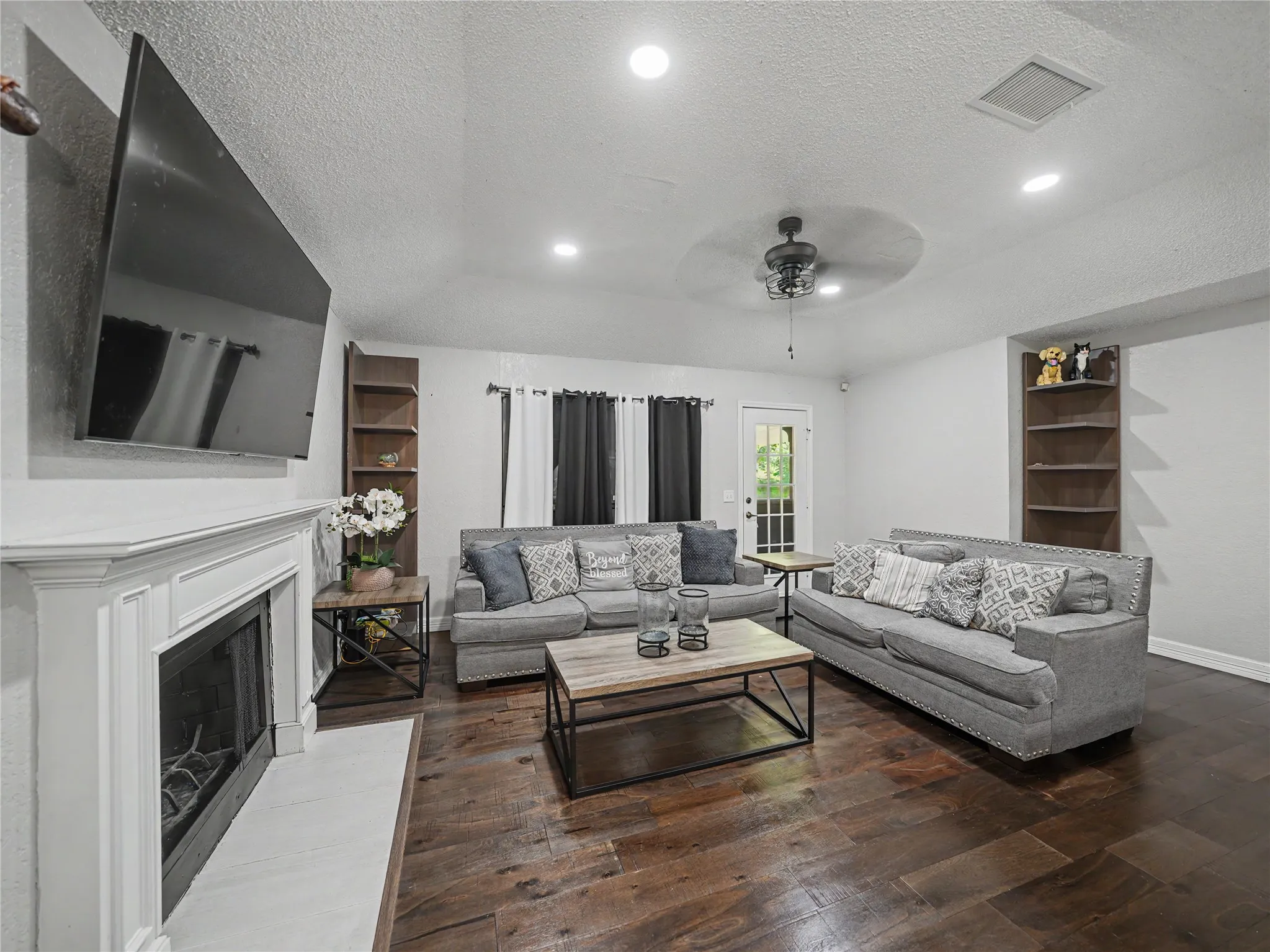 Single Family Residence For Sale in Tarrant County , 7325 S Meadow Drive E, Fort Worth, Texas 76133, 3 Bedroom, 2 Bathroom, 2 Garage spaces, 1,291 Sqft, built in 1983, mls#21302992, Real Estate Agent in Fort Worth, Homes For Sale in Tarrant county, Homes For Sale in Fort Worth, Realtor in Fort Worth Texas, Real Estate Brokerage Independent Realty Texas, Luminita Cordes Realtor