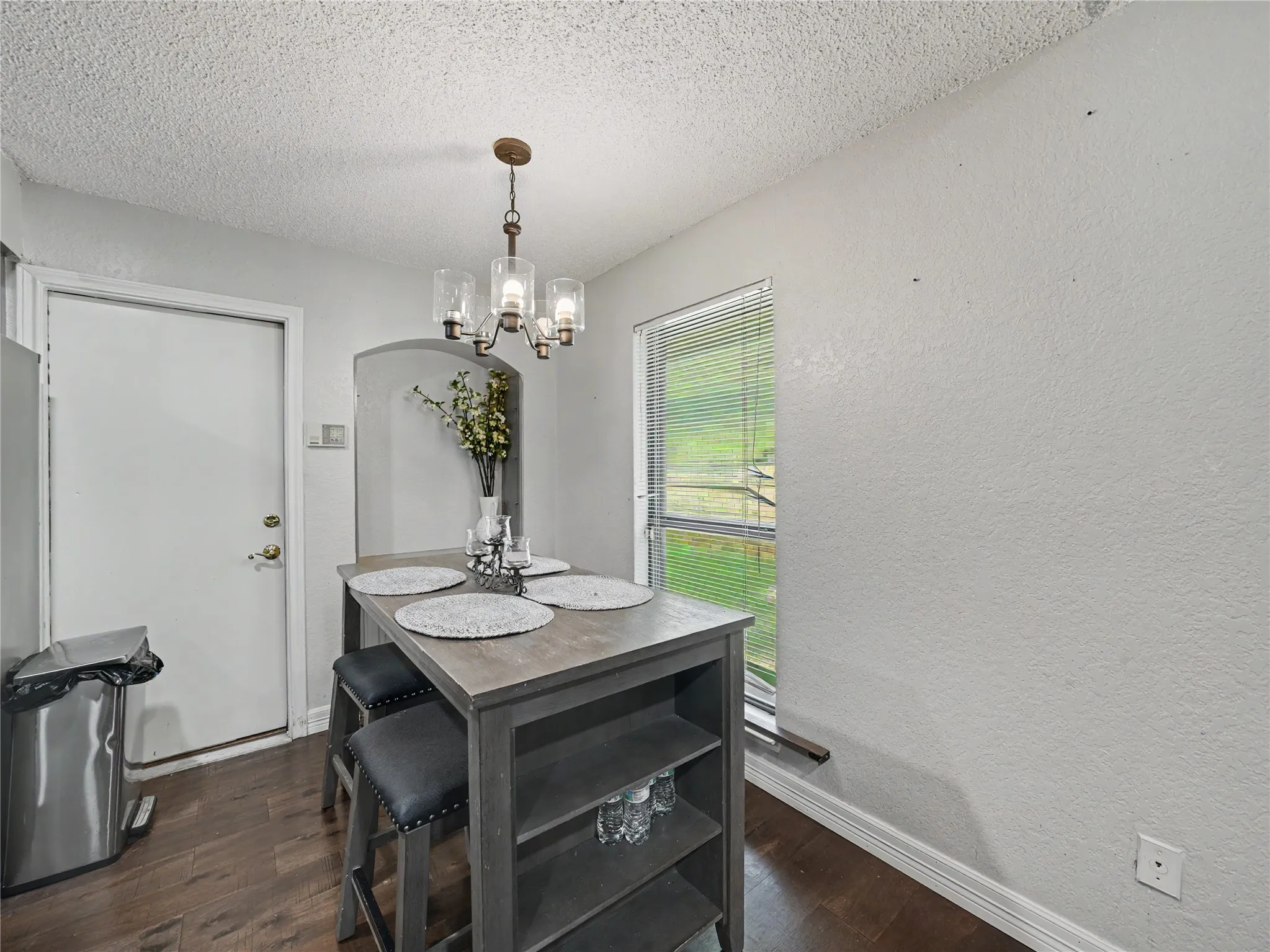 Single Family Residence For Sale in Tarrant County , 7325 S Meadow Drive E, Fort Worth, Texas 76133, 3 Bedroom, 2 Bathroom, 2 Garage spaces, 1,291 Sqft, built in 1983, mls#21302992, Real Estate Agent in Fort Worth, Homes For Sale in Tarrant county, Homes For Sale in Fort Worth, Realtor in Fort Worth Texas, Real Estate Brokerage Independent Realty Texas, Luminita Cordes Realtor