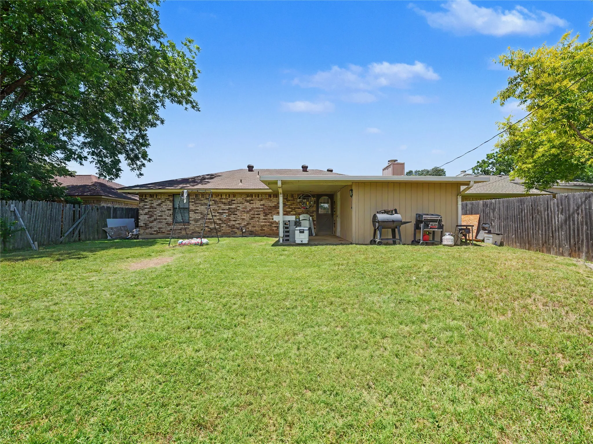 Single Family Residence For Sale in Tarrant County , 7325 S Meadow Drive E, Fort Worth, Texas 76133, 3 Bedroom, 2 Bathroom, 2 Garage spaces, 1,291 Sqft, built in 1983, mls#21302992, Real Estate Agent in Fort Worth, Homes For Sale in Tarrant county, Homes For Sale in Fort Worth, Realtor in Fort Worth Texas, Real Estate Brokerage Independent Realty Texas, Luminita Cordes Realtor