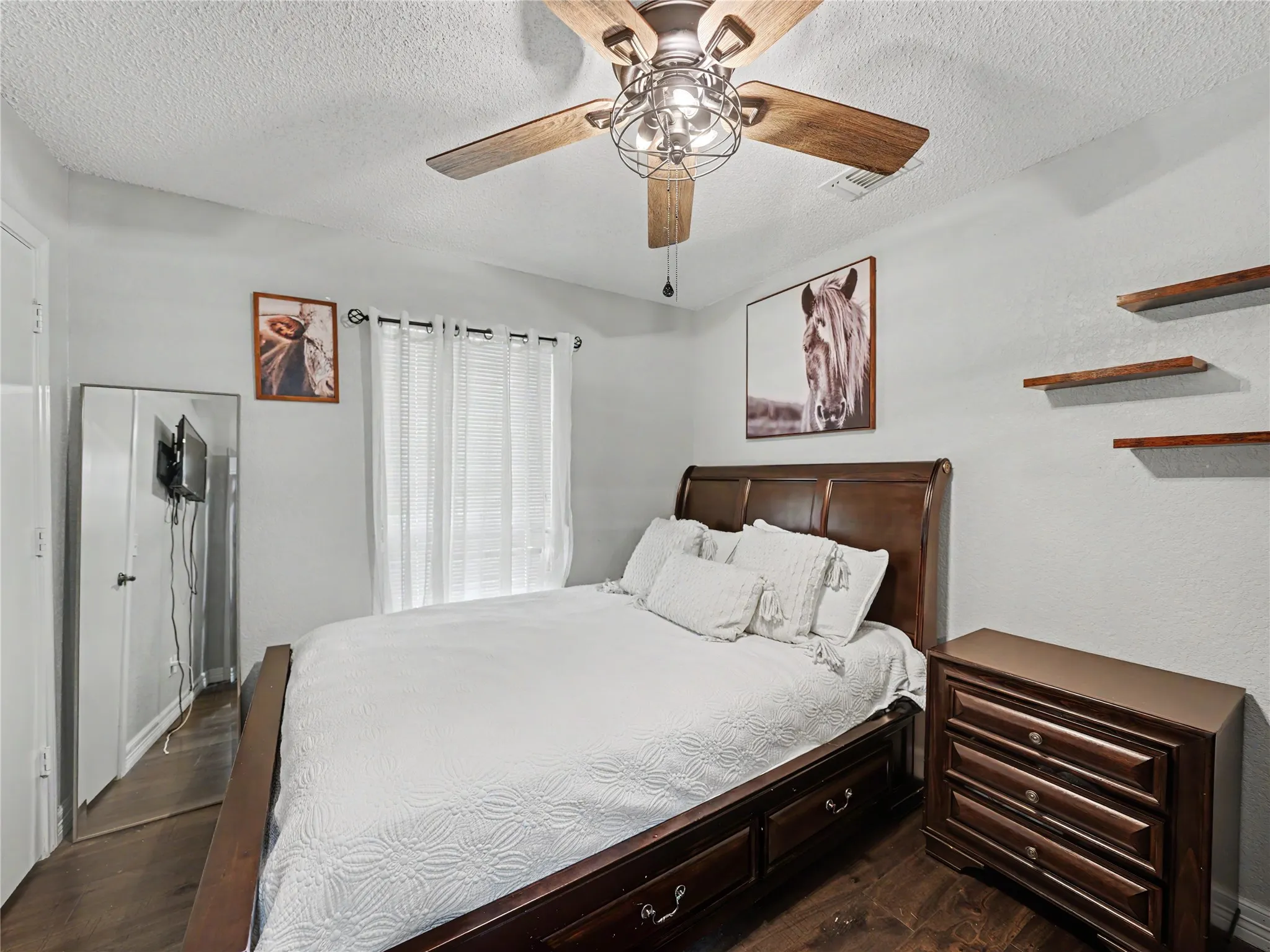 Single Family Residence For Sale in Tarrant County , 7325 S Meadow Drive E, Fort Worth, Texas 76133, 3 Bedroom, 2 Bathroom, 2 Garage spaces, 1,291 Sqft, built in 1983, mls#21302992, Real Estate Agent in Fort Worth, Homes For Sale in Tarrant county, Homes For Sale in Fort Worth, Realtor in Fort Worth Texas, Real Estate Brokerage Independent Realty Texas, Luminita Cordes Realtor