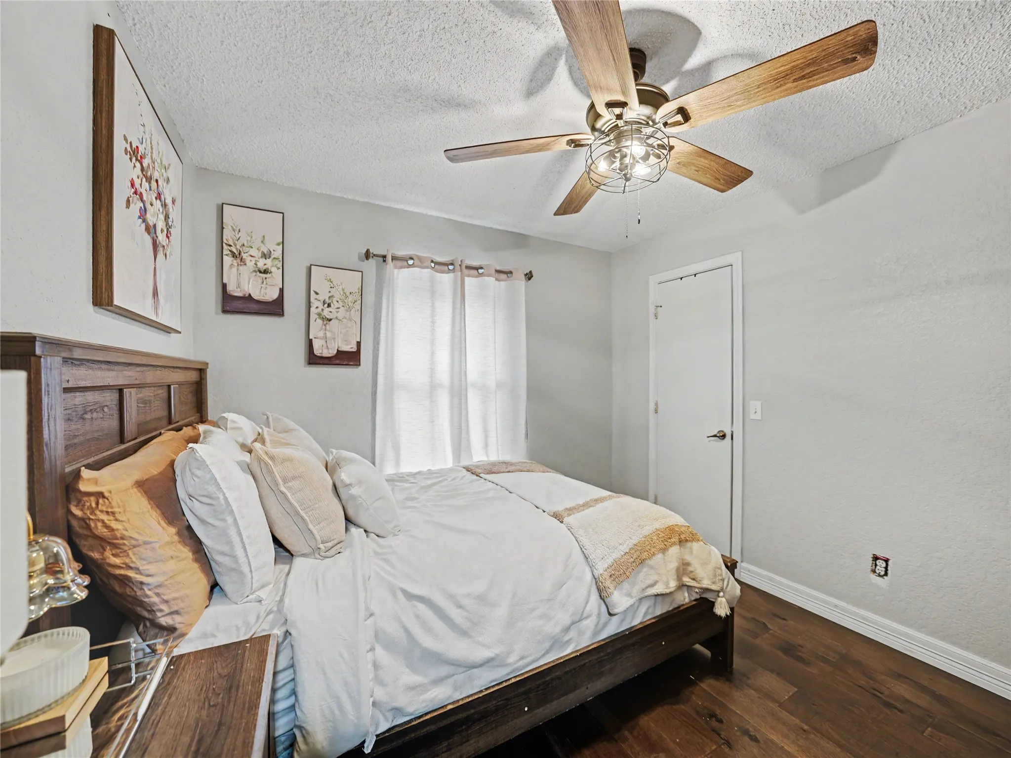 Single Family Residence For Sale in Tarrant County , 7325 S Meadow Drive E, Fort Worth, Texas 76133, 3 Bedroom, 2 Bathroom, 2 Garage spaces, 1,291 Sqft, built in 1983, mls#21302992, Real Estate Agent in Fort Worth, Homes For Sale in Tarrant county, Homes For Sale in Fort Worth, Realtor in Fort Worth Texas, Real Estate Brokerage Independent Realty Texas, Luminita Cordes Realtor