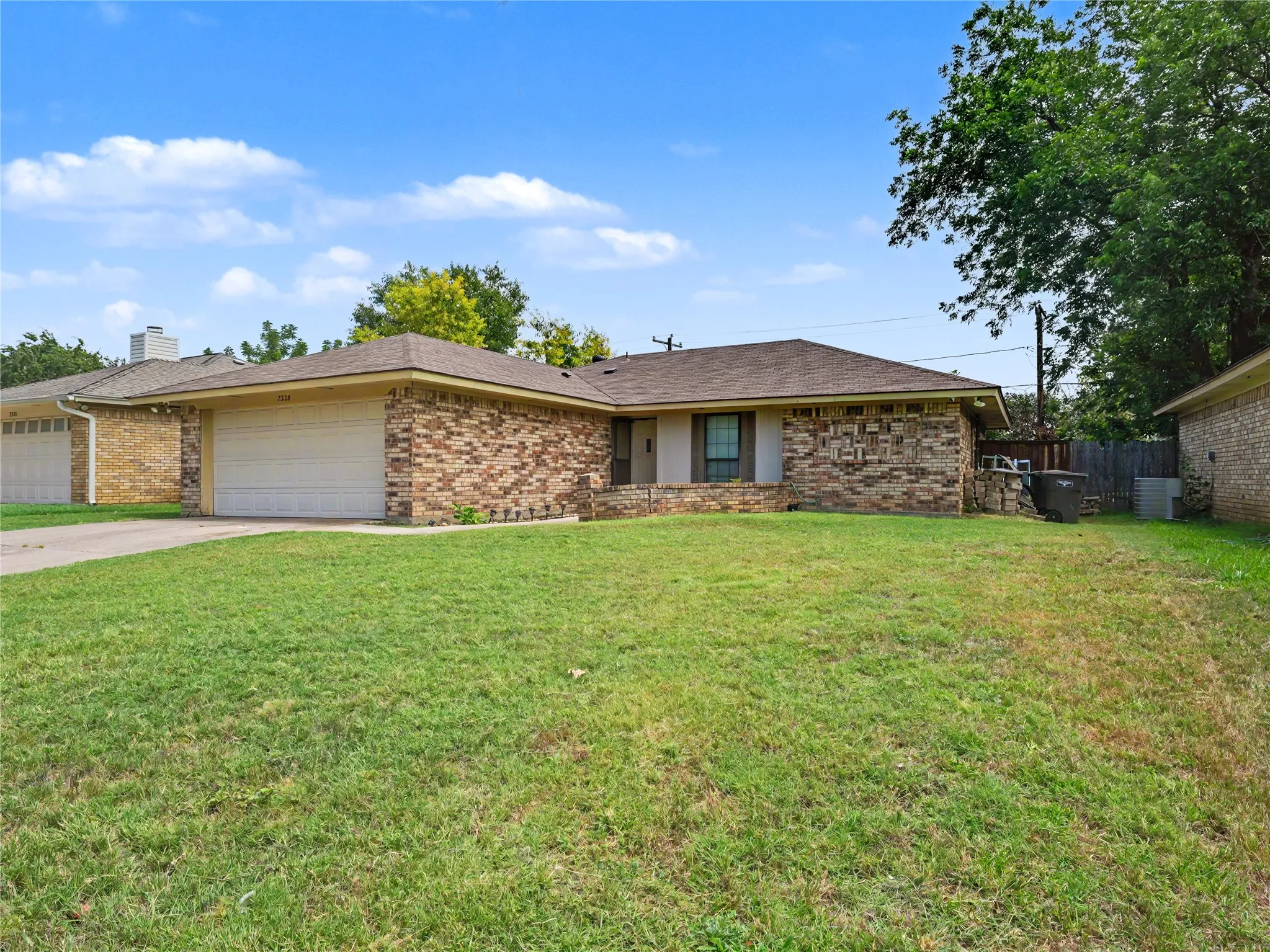 Single Family Residence For Sale in Tarrant County , 7325 S Meadow Drive E, Fort Worth, Texas 76133, 3 Bedroom, 2 Bathroom, 2 Garage spaces, 1,291 Sqft, built in 1983, mls#21302992, Real Estate Agent in Fort Worth, Homes For Sale in Tarrant county, Homes For Sale in Fort Worth, Realtor in Fort Worth Texas, Real Estate Brokerage Independent Realty Texas, Luminita Cordes Realtor