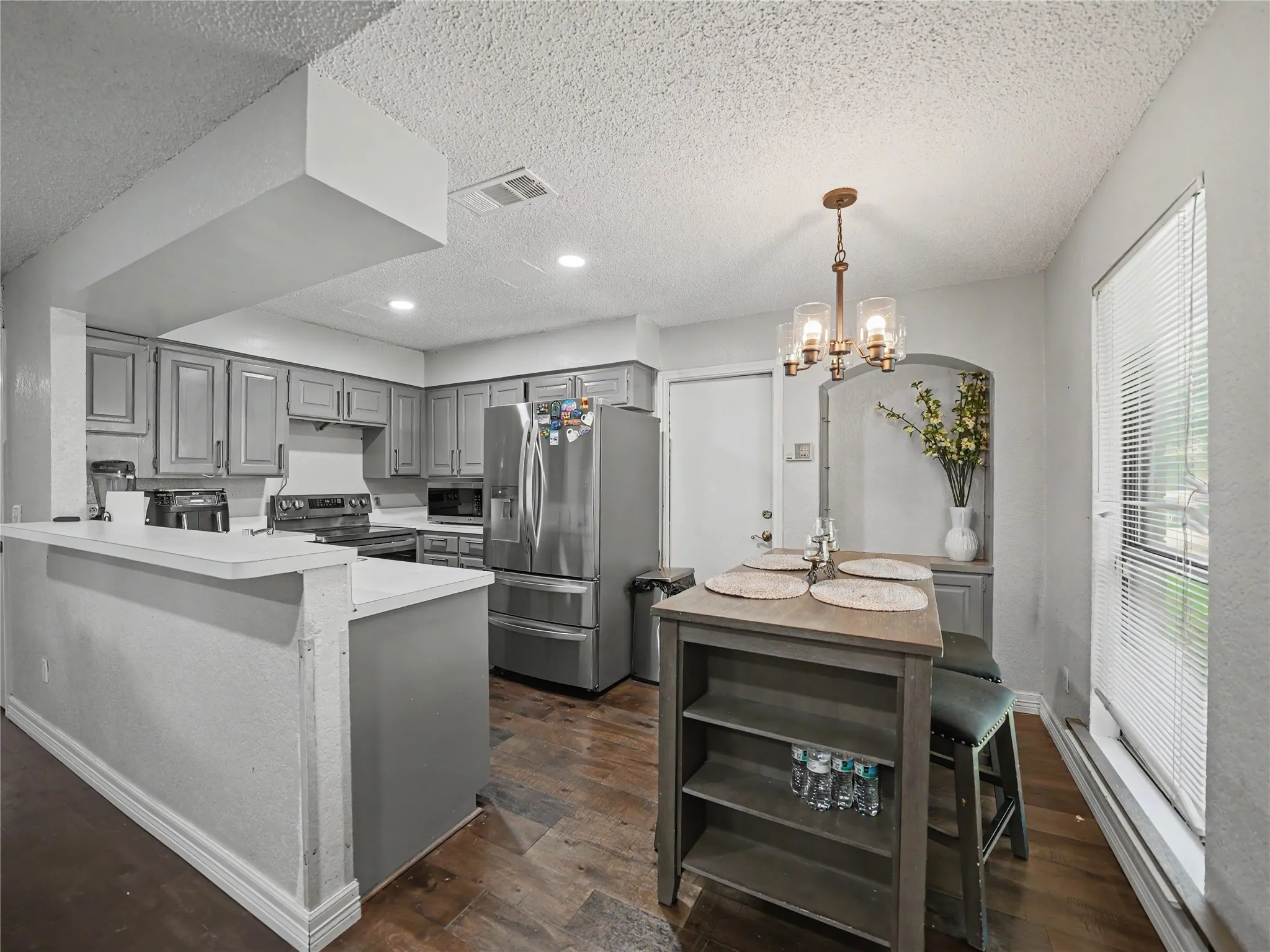 Single Family Residence For Sale in Tarrant County , 7325 S Meadow Drive E, Fort Worth, Texas 76133, 3 Bedroom, 2 Bathroom, 2 Garage spaces, 1,291 Sqft, built in 1983, mls#21302992, Real Estate Agent in Fort Worth, Homes For Sale in Tarrant county, Homes For Sale in Fort Worth, Realtor in Fort Worth Texas, Real Estate Brokerage Independent Realty Texas, Luminita Cordes Realtor