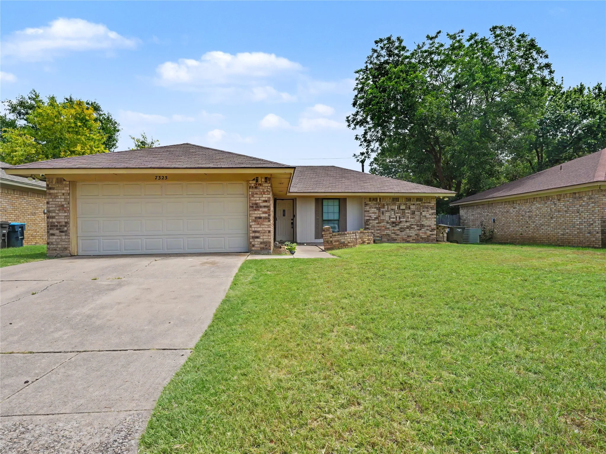Single Family Residence For Sale in Tarrant County , 7325 S Meadow Drive E, Fort Worth, Texas 76133, 3 Bedroom, 2 Bathroom, 2 Garage spaces, 1,291 Sqft, built in 1983, mls#21302992, Real Estate Agent in Fort Worth, Homes For Sale in Tarrant county, Homes For Sale in Fort Worth, Realtor in Fort Worth Texas, Real Estate Brokerage Independent Realty Texas, Luminita Cordes Realtor