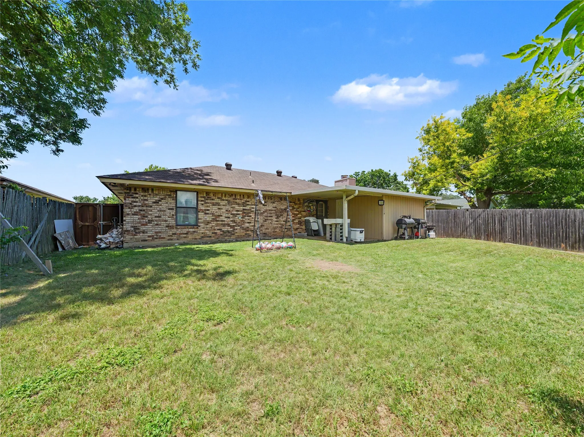 Single Family Residence For Sale in Tarrant County , 7325 S Meadow Drive E, Fort Worth, Texas 76133, 3 Bedroom, 2 Bathroom, 2 Garage spaces, 1,291 Sqft, built in 1983, mls#21302992, Real Estate Agent in Fort Worth, Homes For Sale in Tarrant county, Homes For Sale in Fort Worth, Realtor in Fort Worth Texas, Real Estate Brokerage Independent Realty Texas, Luminita Cordes Realtor