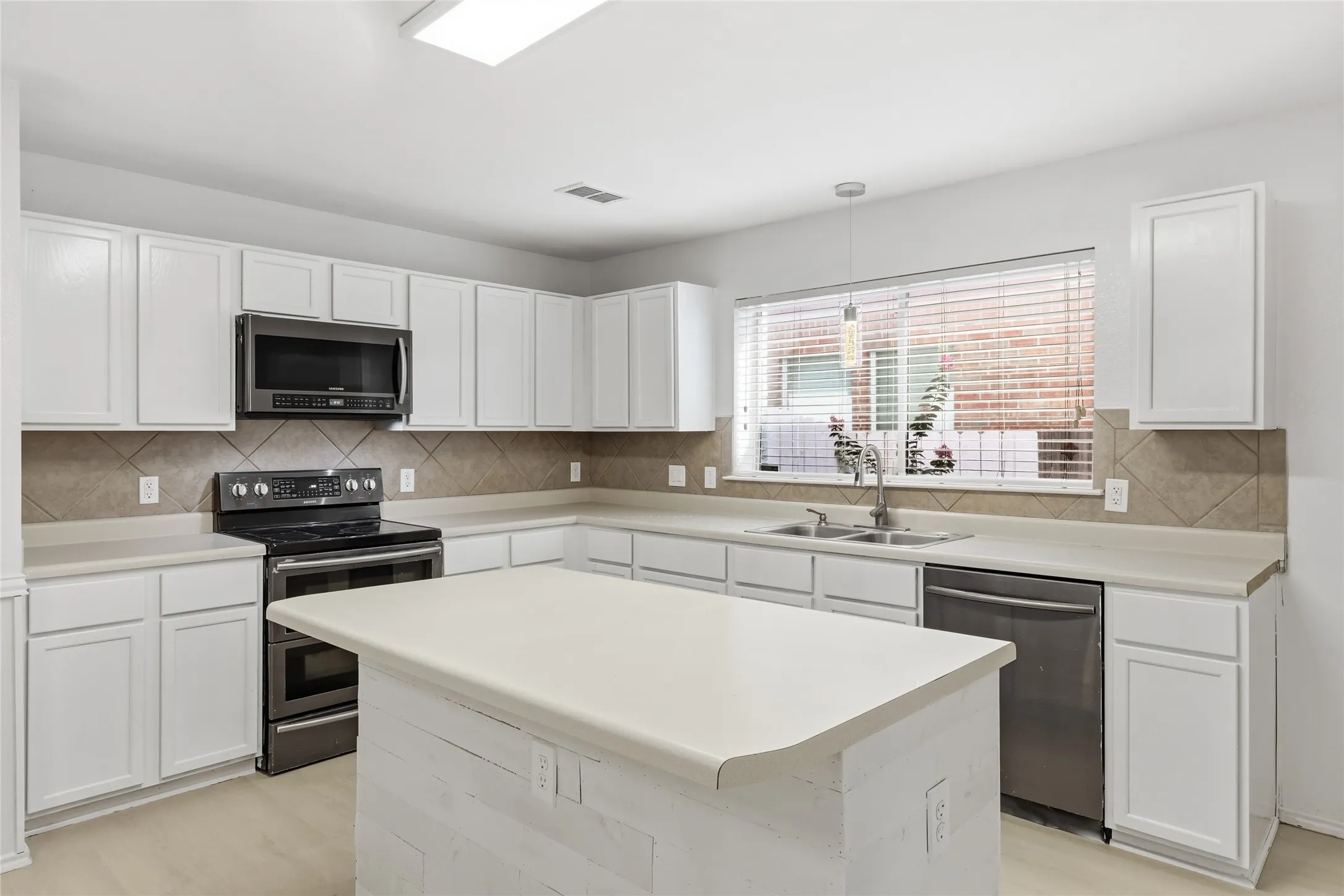 Single Family Residence For Rent in Collin County , 417 Niagara Falls Drive, Anna, Texas 75409, 5 Bedroom, 4 Bathroom, 2 Garage spaces, 3,138 Sqft, built in 2004, mls#21302476, Real Estate Agent in Anna, Homes For Rent in Collin county, Homes For Rent in Anna, Realtor in Anna Texas, Real Estate Brokerage Independent Realty Texas, Luminita Cordes Realtor