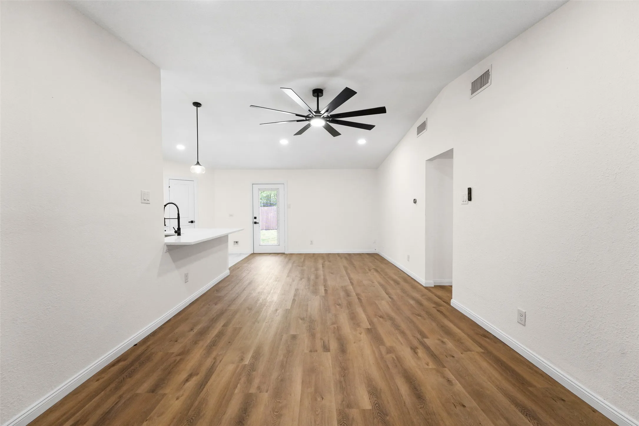 Single Family Residence For Sale in Dallas County , 8616 Flicker Lane, Dallas, Texas 75238, 4 Bedroom, 2 Bathroom, 1 Garage spaces, 1,368 Sqft, built in 1962, mls#21303043, Real Estate Agent in Dallas, Homes For Sale in Dallas county, Homes For Sale in Dallas, Realtor in Dallas Texas, Real Estate Brokerage Independent Realty Texas, Luminita Cordes Realtor