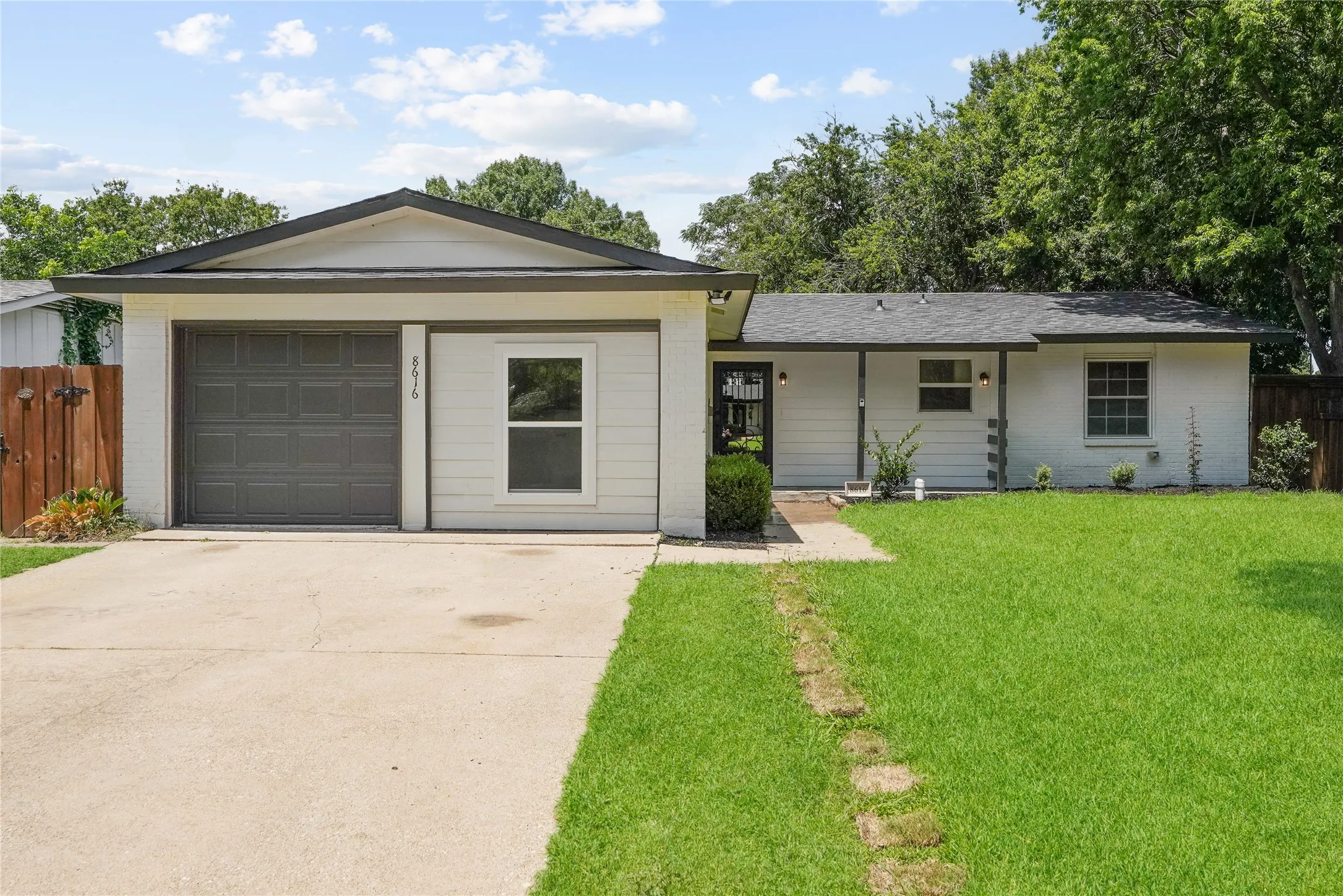 Single Family Residence For Sale in Dallas County , 8616 Flicker Lane, Dallas, Texas 75238, 4 Bedroom, 2 Bathroom, 1 Garage spaces, 1,368 Sqft, built in 1962, mls#21303043, Real Estate Agent in Dallas, Homes For Sale in Dallas county, Homes For Sale in Dallas, Realtor in Dallas Texas, Real Estate Brokerage Independent Realty Texas, Luminita Cordes Realtor