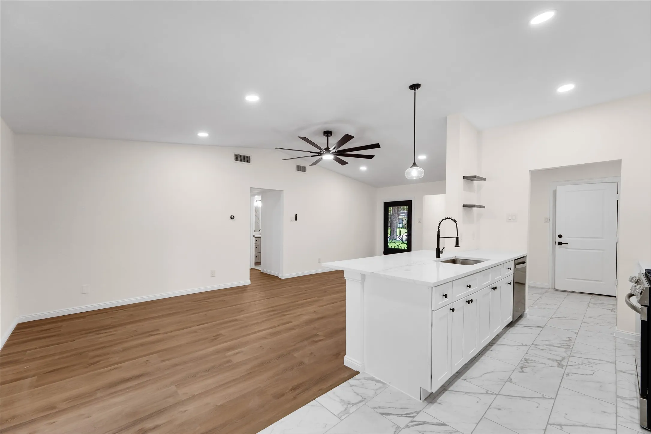Single Family Residence For Sale in Dallas County , 8616 Flicker Lane, Dallas, Texas 75238, 4 Bedroom, 2 Bathroom, 1 Garage spaces, 1,368 Sqft, built in 1962, mls#21303043, Real Estate Agent in Dallas, Homes For Sale in Dallas county, Homes For Sale in Dallas, Realtor in Dallas Texas, Real Estate Brokerage Independent Realty Texas, Luminita Cordes Realtor