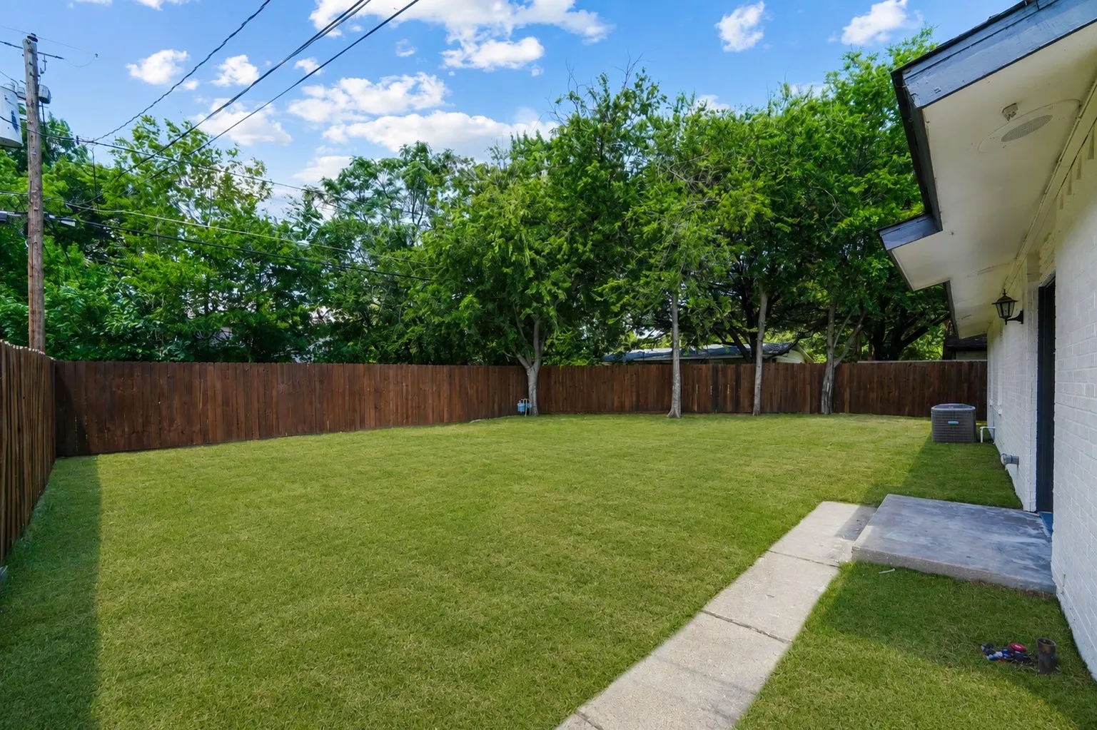 Single Family Residence For Sale in Dallas County , 8616 Flicker Lane, Dallas, Texas 75238, 4 Bedroom, 2 Bathroom, 1 Garage spaces, 1,368 Sqft, built in 1962, mls#21303043, Real Estate Agent in Dallas, Homes For Sale in Dallas county, Homes For Sale in Dallas, Realtor in Dallas Texas, Real Estate Brokerage Independent Realty Texas, Luminita Cordes Realtor