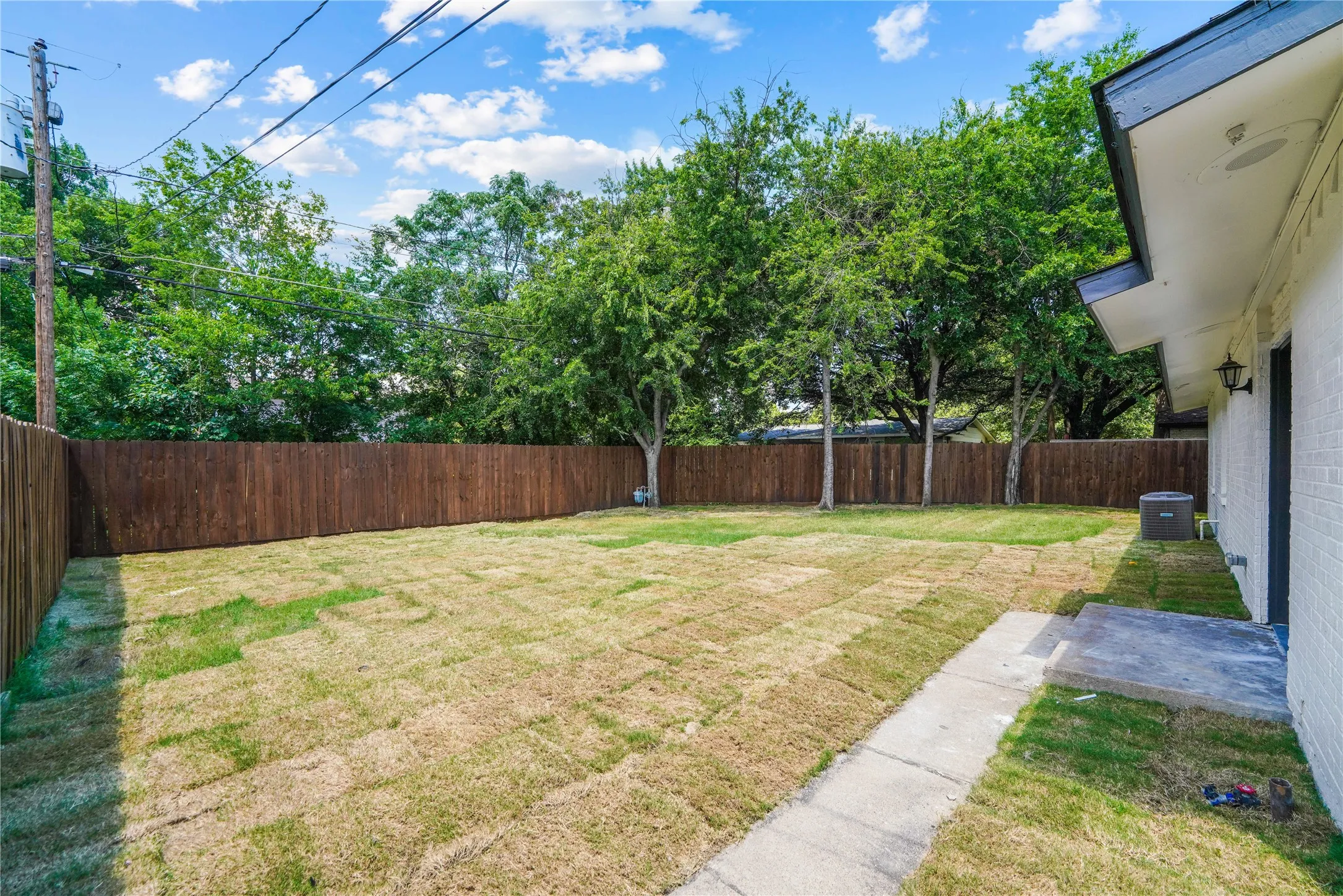 Single Family Residence For Sale in Dallas County , 8616 Flicker Lane, Dallas, Texas 75238, 4 Bedroom, 2 Bathroom, 1 Garage spaces, 1,368 Sqft, built in 1962, mls#21303043, Real Estate Agent in Dallas, Homes For Sale in Dallas county, Homes For Sale in Dallas, Realtor in Dallas Texas, Real Estate Brokerage Independent Realty Texas, Luminita Cordes Realtor