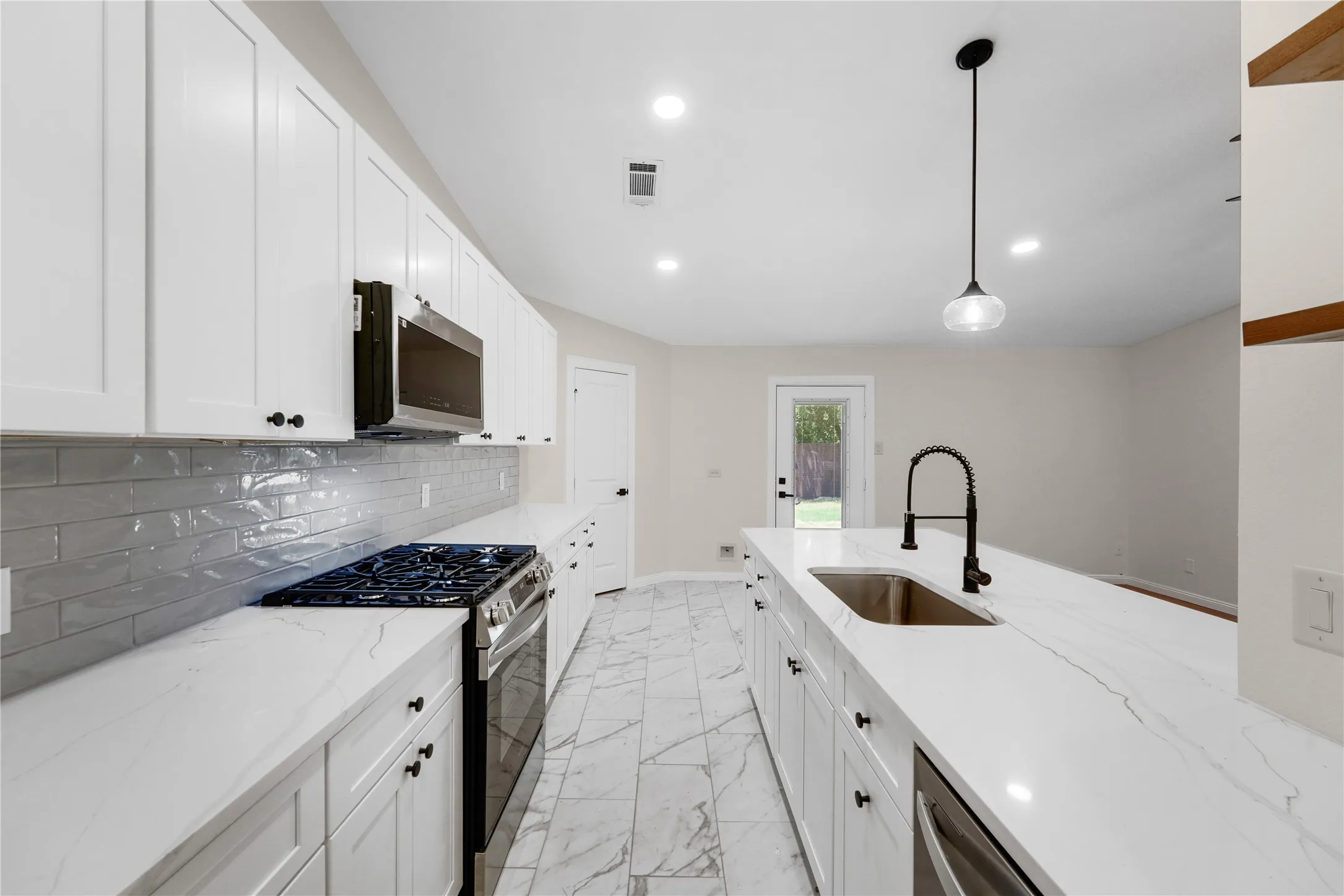 Single Family Residence For Sale in Dallas County , 8616 Flicker Lane, Dallas, Texas 75238, 4 Bedroom, 2 Bathroom, 1 Garage spaces, 1,368 Sqft, built in 1962, mls#21303043, Real Estate Agent in Dallas, Homes For Sale in Dallas county, Homes For Sale in Dallas, Realtor in Dallas Texas, Real Estate Brokerage Independent Realty Texas, Luminita Cordes Realtor