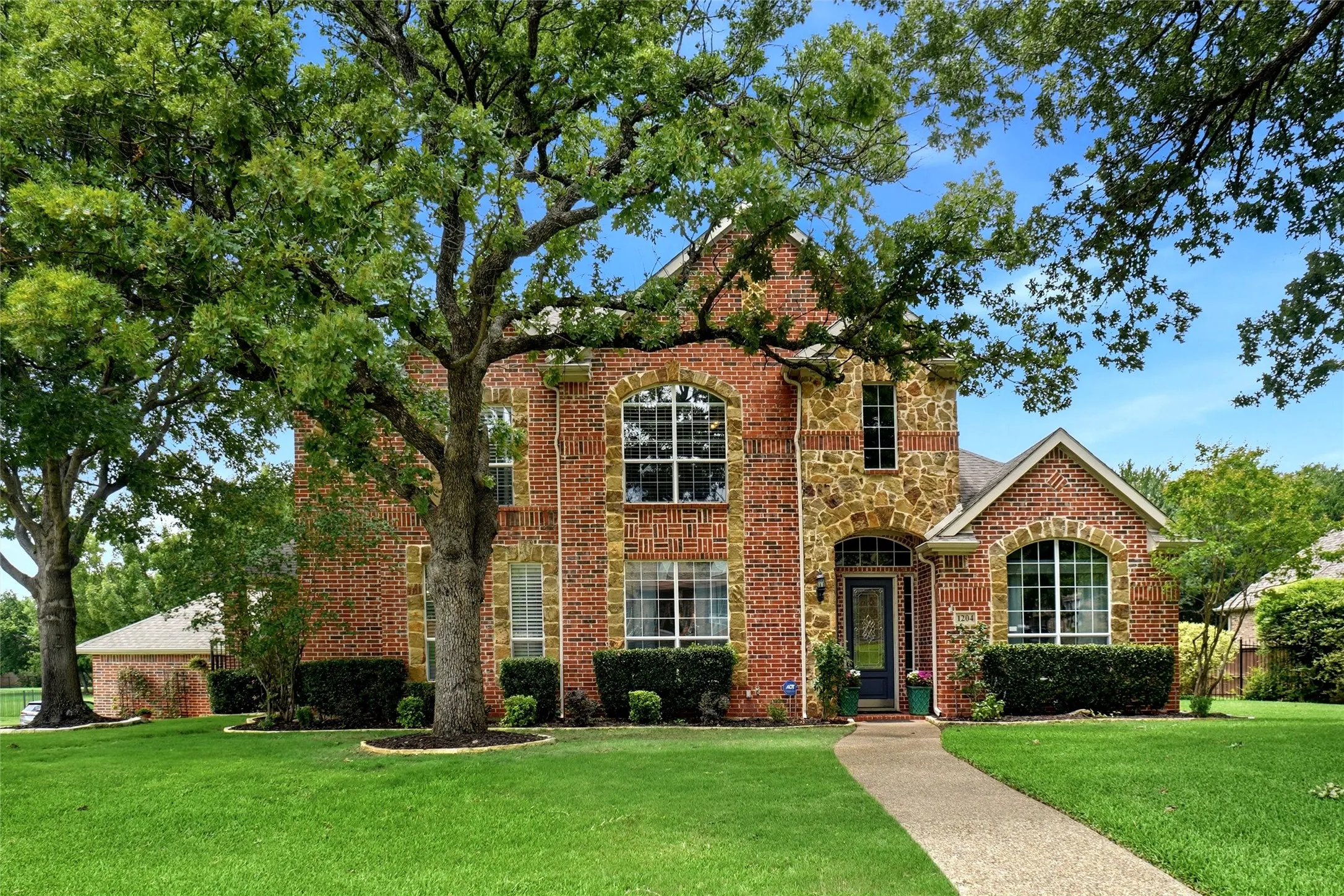 Single Family Residence For Sale in Tarrant County , 1204 Wellington Drive, Keller, Texas 76248, 6 Bedroom, 5 Bathroom, 3 Garage spaces, 3,742 Sqft, built in 2001, mls#21303052, Real Estate Agent in Keller, Homes For Sale in Tarrant county, Homes For Sale in Keller, Realtor in Keller Texas, Real Estate Brokerage Independent Realty Texas, Luminita Cordes Realtor
