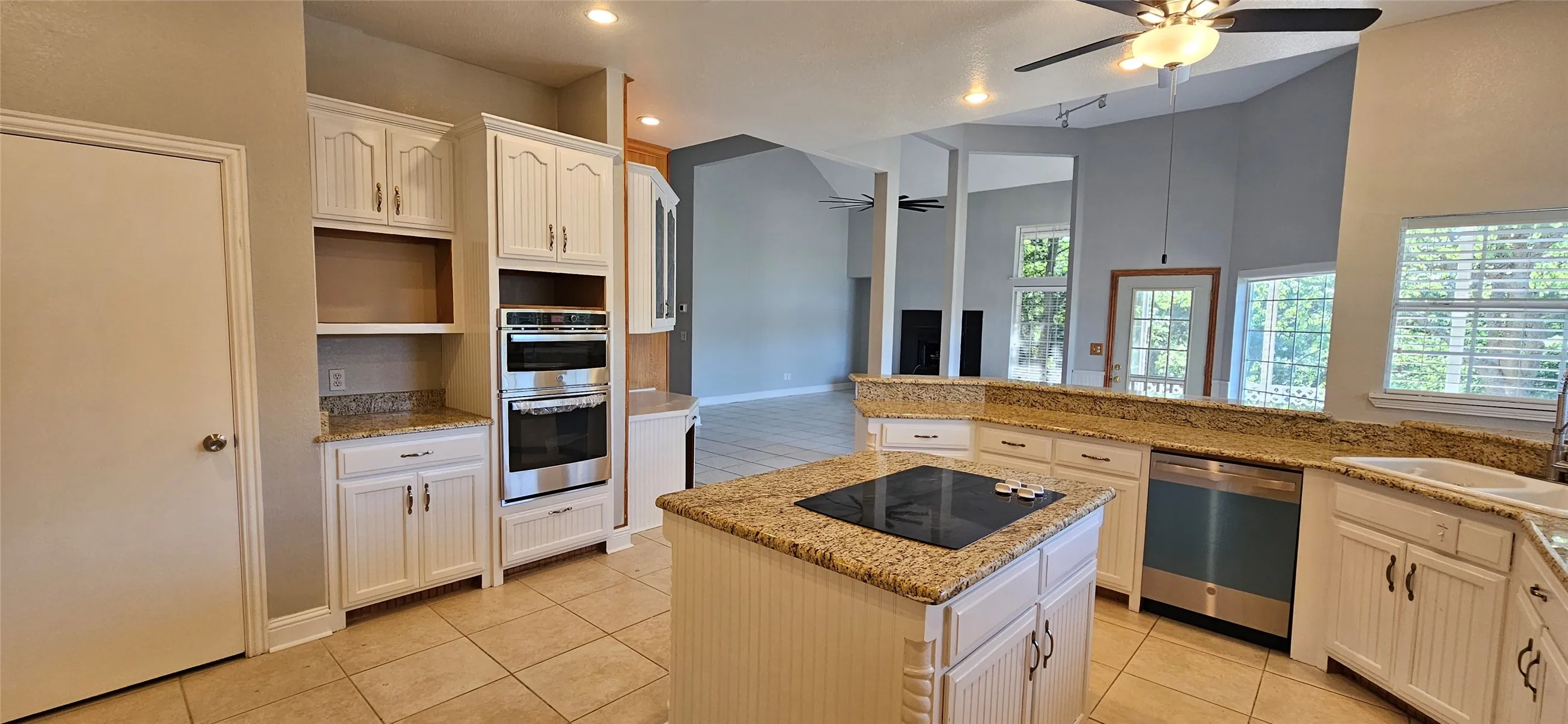 Single Family Residence For Sale in Cooke County , 137 Oakview Road, Gainesville, Texas 76240, 4 Bedroom, 4 Bathroom, 3 Garage spaces, 4,152 Sqft, built in 2001, mls#21298672, Real Estate Agent in Gainesville, Homes For Sale in Cooke county, Homes For Sale in Gainesville, Realtor in Gainesville Texas, Real Estate Brokerage Independent Realty Texas, Luminita Cordes Realtor