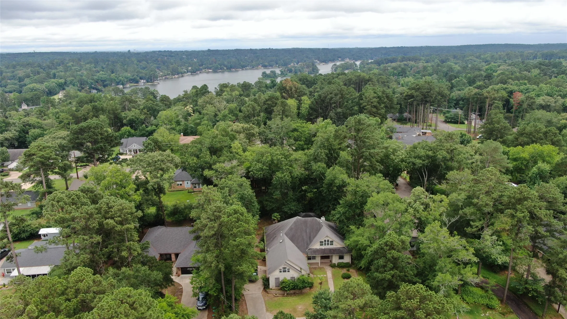 Single Family Residence For Sale in Smith County , 1528 Hideaway Lane W, Hideaway, Texas 75771, 3 Bedroom, 3 Bathroom, 2 Garage spaces, 2,533 Sqft, built in 2009, mls#21303079, Real Estate Agent in Hideaway, Homes For Sale in Smith county, Homes For Sale in Hideaway, Realtor in Hideaway Texas, Real Estate Brokerage Independent Realty Texas, Luminita Cordes Realtor