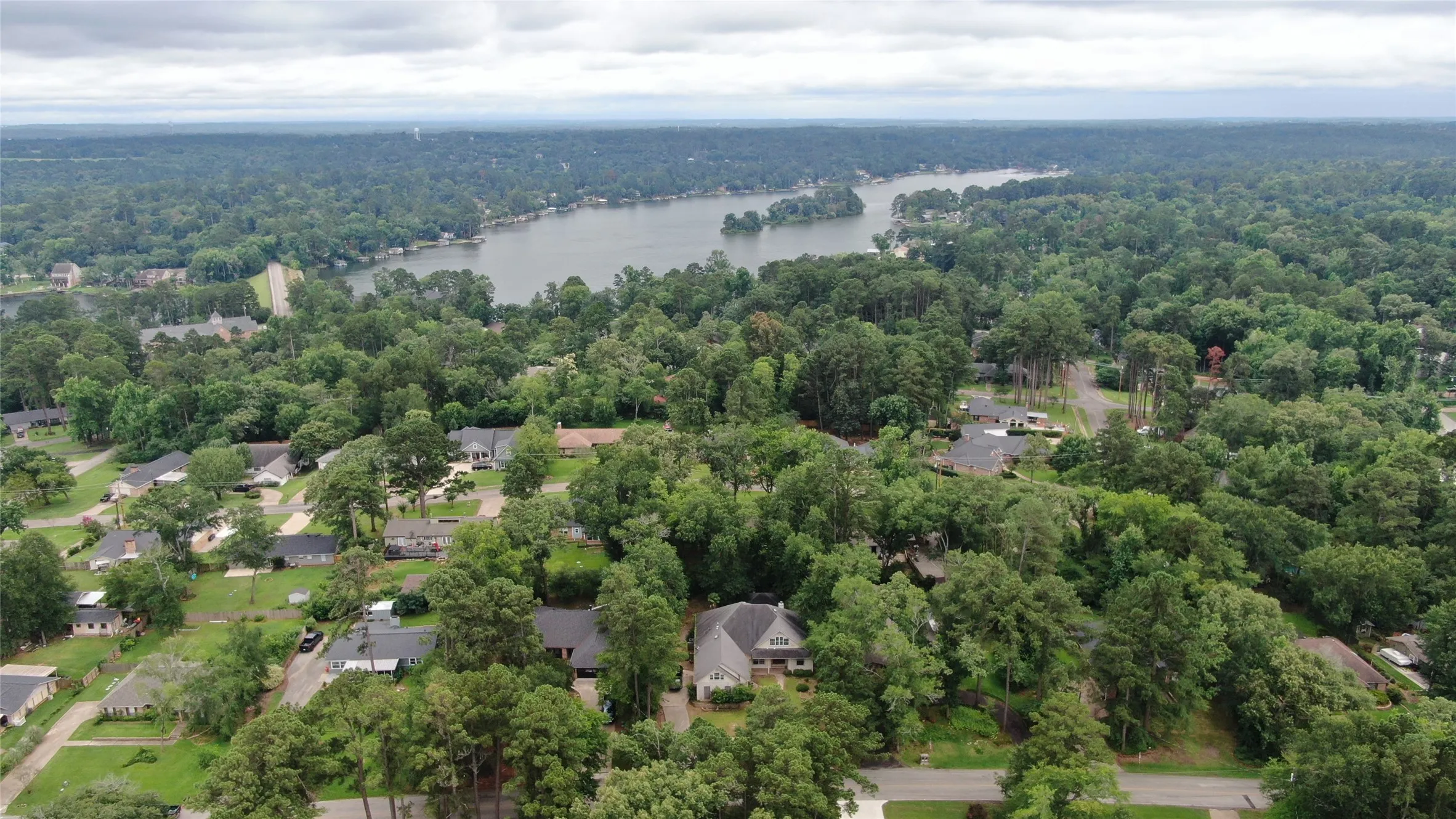 Single Family Residence For Sale in Smith County , 1528 Hideaway Lane W, Hideaway, Texas 75771, 3 Bedroom, 3 Bathroom, 2 Garage spaces, 2,533 Sqft, built in 2009, mls#21303079, Real Estate Agent in Hideaway, Homes For Sale in Smith county, Homes For Sale in Hideaway, Realtor in Hideaway Texas, Real Estate Brokerage Independent Realty Texas, Luminita Cordes Realtor