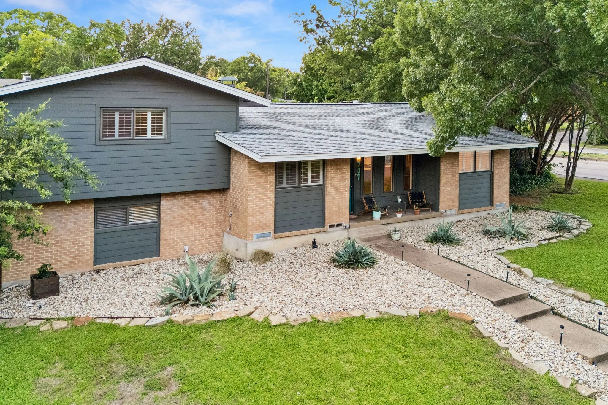 Single Family Residence For Sale in Dallas County , 707 Bondstone Drive, Dallas, Texas 75218, 3 Bedroom, 2 Bathroom, 2 Garage spaces, 2,488 Sqft, built in 1962, mls#21302345, Real Estate Agent in Dallas, Homes For Sale in Dallas county, Homes For Sale in Dallas, Realtor in Dallas Texas, Real Estate Brokerage Independent Realty Texas, Luminita Cordes Realtor