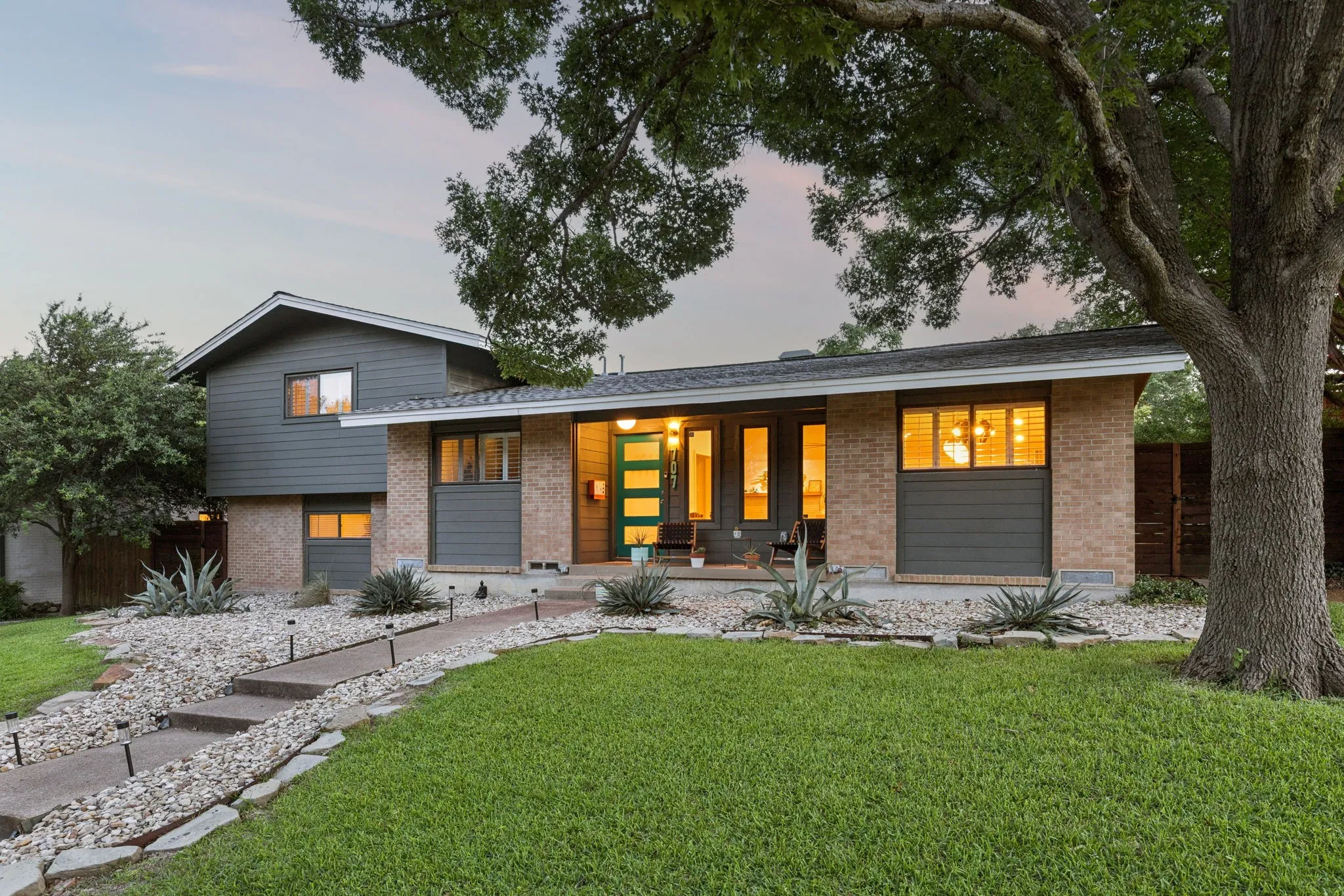 Single Family Residence For Sale in Dallas County , 707 Bondstone Drive, Dallas, Texas 75218, 3 Bedroom, 2 Bathroom, 2 Garage spaces, 2,488 Sqft, built in 1962, mls#21302345, Real Estate Agent in Dallas, Homes For Sale in Dallas county, Homes For Sale in Dallas, Realtor in Dallas Texas, Real Estate Brokerage Independent Realty Texas, Luminita Cordes Realtor