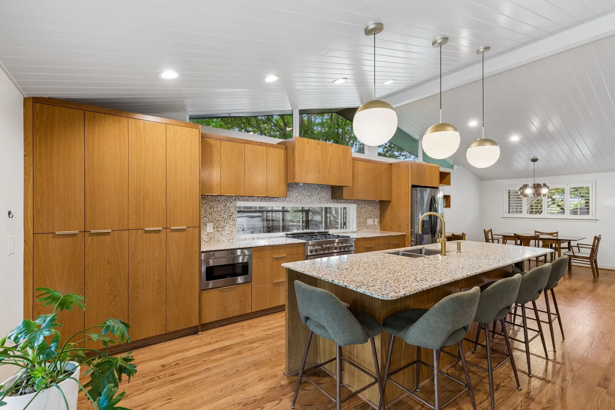 Single Family Residence For Sale in Dallas County , 707 Bondstone Drive, Dallas, Texas 75218, 3 Bedroom, 2 Bathroom, 2 Garage spaces, 2,488 Sqft, built in 1962, mls#21302345, Real Estate Agent in Dallas, Homes For Sale in Dallas county, Homes For Sale in Dallas, Realtor in Dallas Texas, Real Estate Brokerage Independent Realty Texas, Luminita Cordes Realtor
