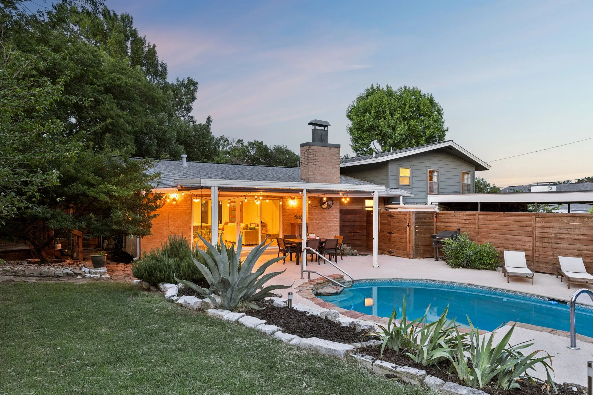 Single Family Residence For Sale in Dallas County , 707 Bondstone Drive, Dallas, Texas 75218, 3 Bedroom, 2 Bathroom, 2 Garage spaces, 2,488 Sqft, built in 1962, mls#21302345, Real Estate Agent in Dallas, Homes For Sale in Dallas county, Homes For Sale in Dallas, Realtor in Dallas Texas, Real Estate Brokerage Independent Realty Texas, Luminita Cordes Realtor