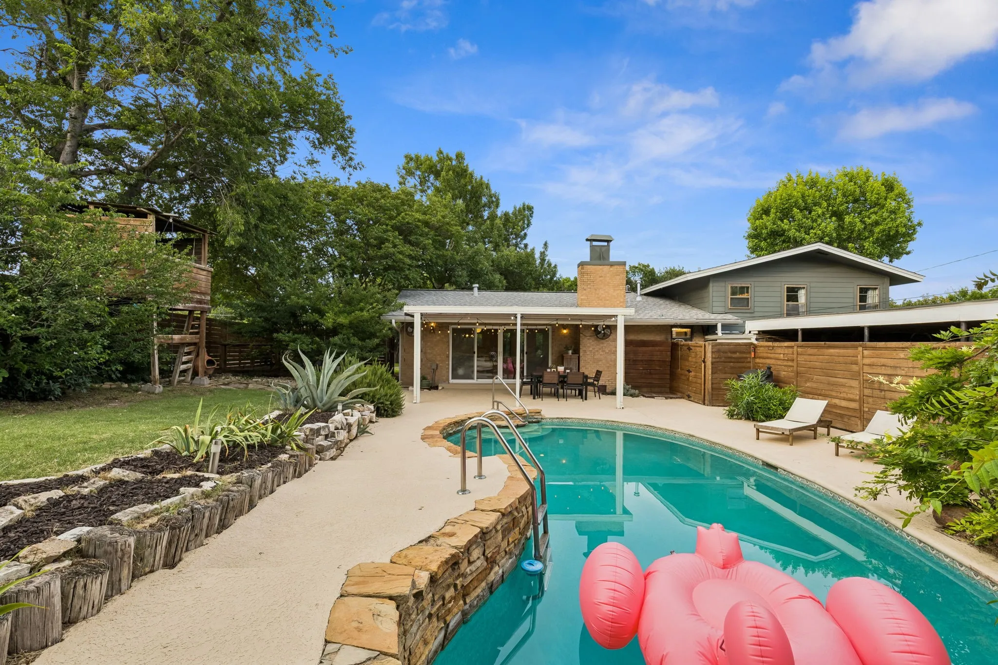 Single Family Residence For Sale in Dallas County , 707 Bondstone Drive, Dallas, Texas 75218, 3 Bedroom, 2 Bathroom, 2 Garage spaces, 2,488 Sqft, built in 1962, mls#21302345, Real Estate Agent in Dallas, Homes For Sale in Dallas county, Homes For Sale in Dallas, Realtor in Dallas Texas, Real Estate Brokerage Independent Realty Texas, Luminita Cordes Realtor