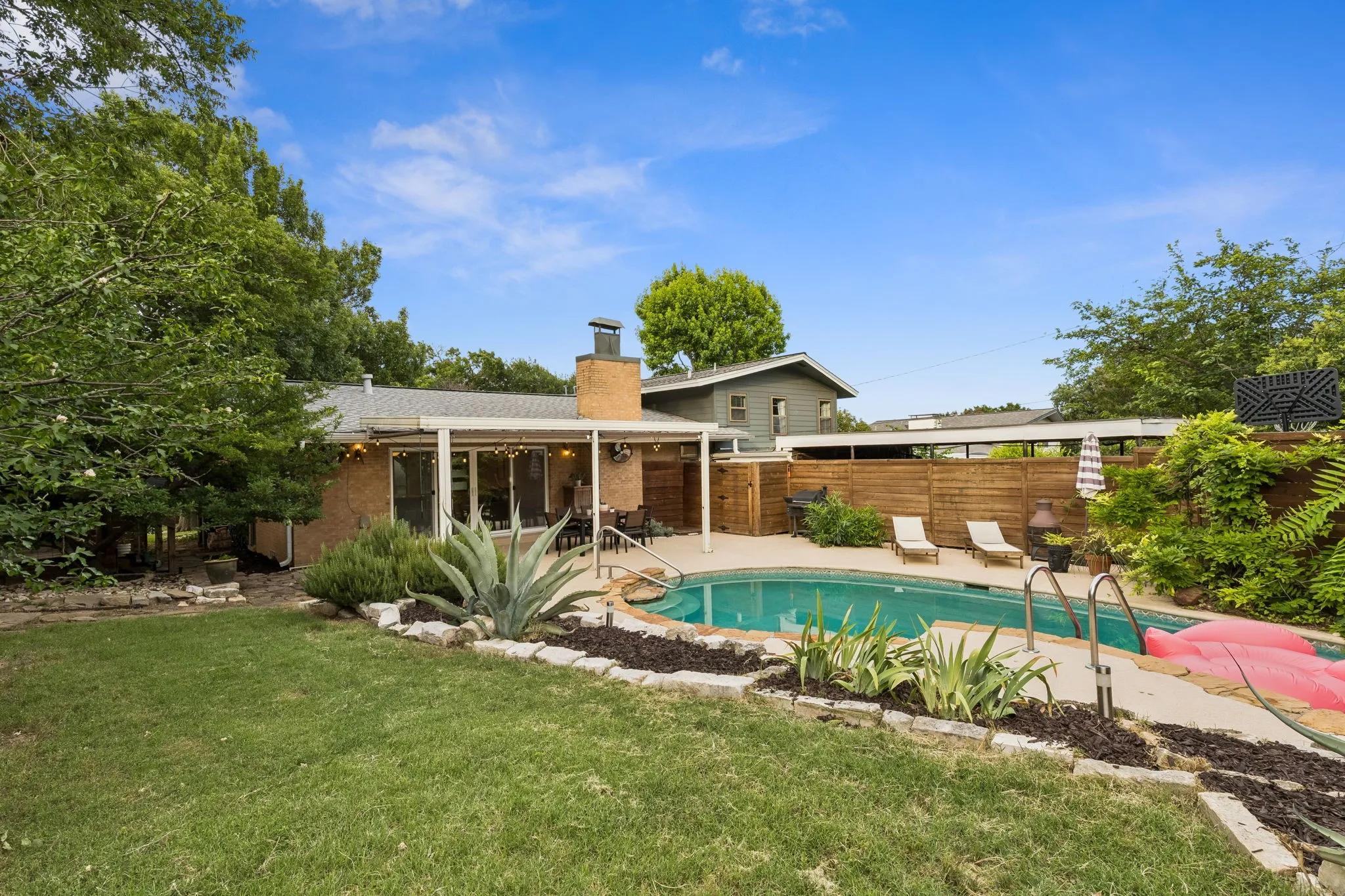 Single Family Residence For Sale in Dallas County , 707 Bondstone Drive, Dallas, Texas 75218, 3 Bedroom, 2 Bathroom, 2 Garage spaces, 2,488 Sqft, built in 1962, mls#21302345, Real Estate Agent in Dallas, Homes For Sale in Dallas county, Homes For Sale in Dallas, Realtor in Dallas Texas, Real Estate Brokerage Independent Realty Texas, Luminita Cordes Realtor