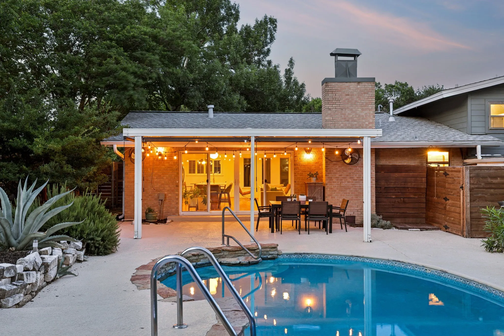 Single Family Residence For Sale in Dallas County , 707 Bondstone Drive, Dallas, Texas 75218, 3 Bedroom, 2 Bathroom, 2 Garage spaces, 2,488 Sqft, built in 1962, mls#21302345, Real Estate Agent in Dallas, Homes For Sale in Dallas county, Homes For Sale in Dallas, Realtor in Dallas Texas, Real Estate Brokerage Independent Realty Texas, Luminita Cordes Realtor