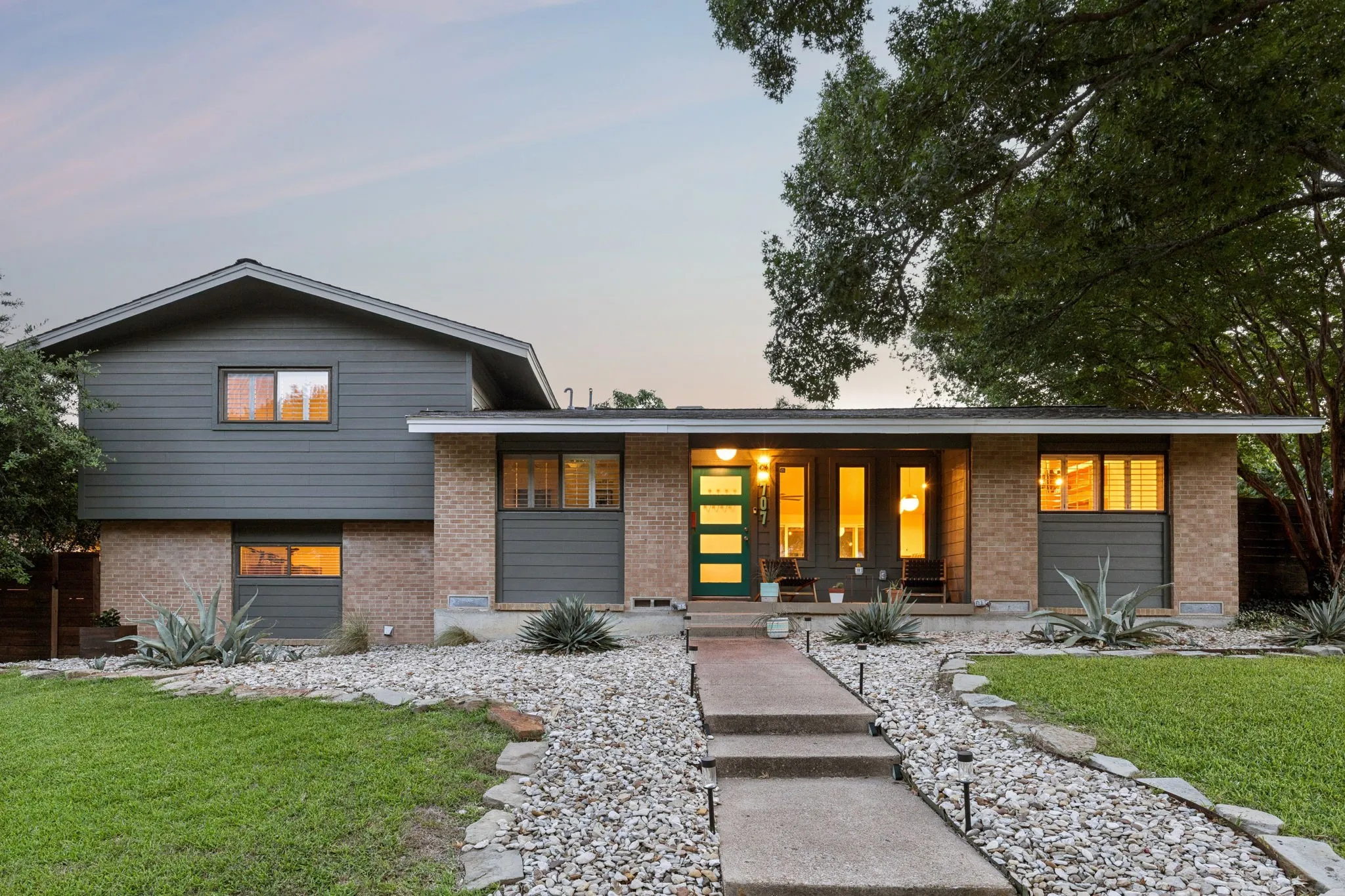 Single Family Residence For Sale in Dallas County , 707 Bondstone Drive, Dallas, Texas 75218, 3 Bedroom, 2 Bathroom, 2 Garage spaces, 2,488 Sqft, built in 1962, mls#21302345, Real Estate Agent in Dallas, Homes For Sale in Dallas county, Homes For Sale in Dallas, Realtor in Dallas Texas, Real Estate Brokerage Independent Realty Texas, Luminita Cordes Realtor