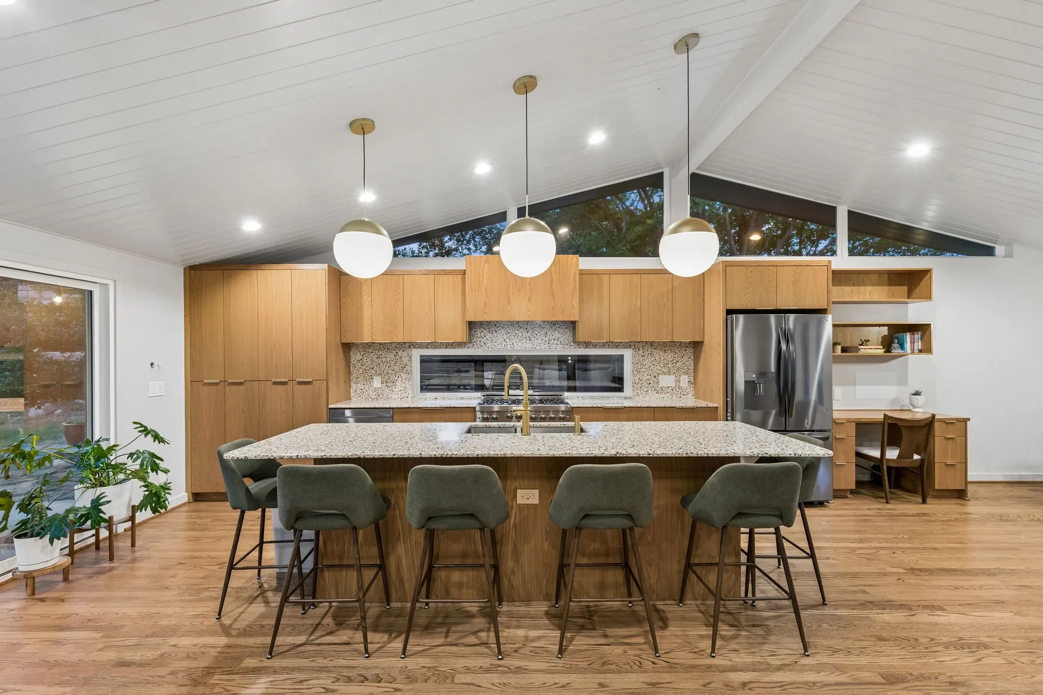 Single Family Residence For Sale in Dallas County , 707 Bondstone Drive, Dallas, Texas 75218, 3 Bedroom, 2 Bathroom, 2 Garage spaces, 2,488 Sqft, built in 1962, mls#21302345, Real Estate Agent in Dallas, Homes For Sale in Dallas county, Homes For Sale in Dallas, Realtor in Dallas Texas, Real Estate Brokerage Independent Realty Texas, Luminita Cordes Realtor