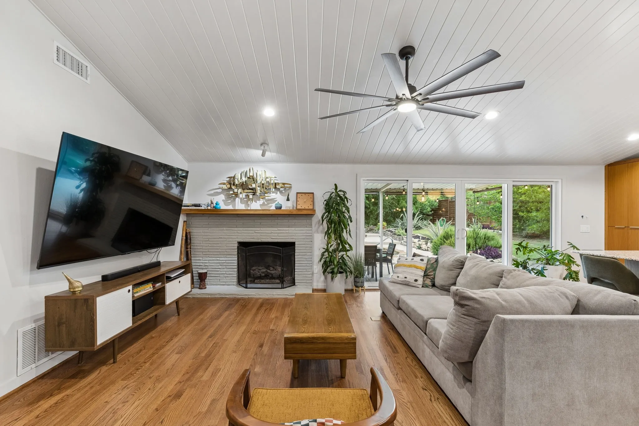 Single Family Residence For Sale in Dallas County , 707 Bondstone Drive, Dallas, Texas 75218, 3 Bedroom, 2 Bathroom, 2 Garage spaces, 2,488 Sqft, built in 1962, mls#21302345, Real Estate Agent in Dallas, Homes For Sale in Dallas county, Homes For Sale in Dallas, Realtor in Dallas Texas, Real Estate Brokerage Independent Realty Texas, Luminita Cordes Realtor