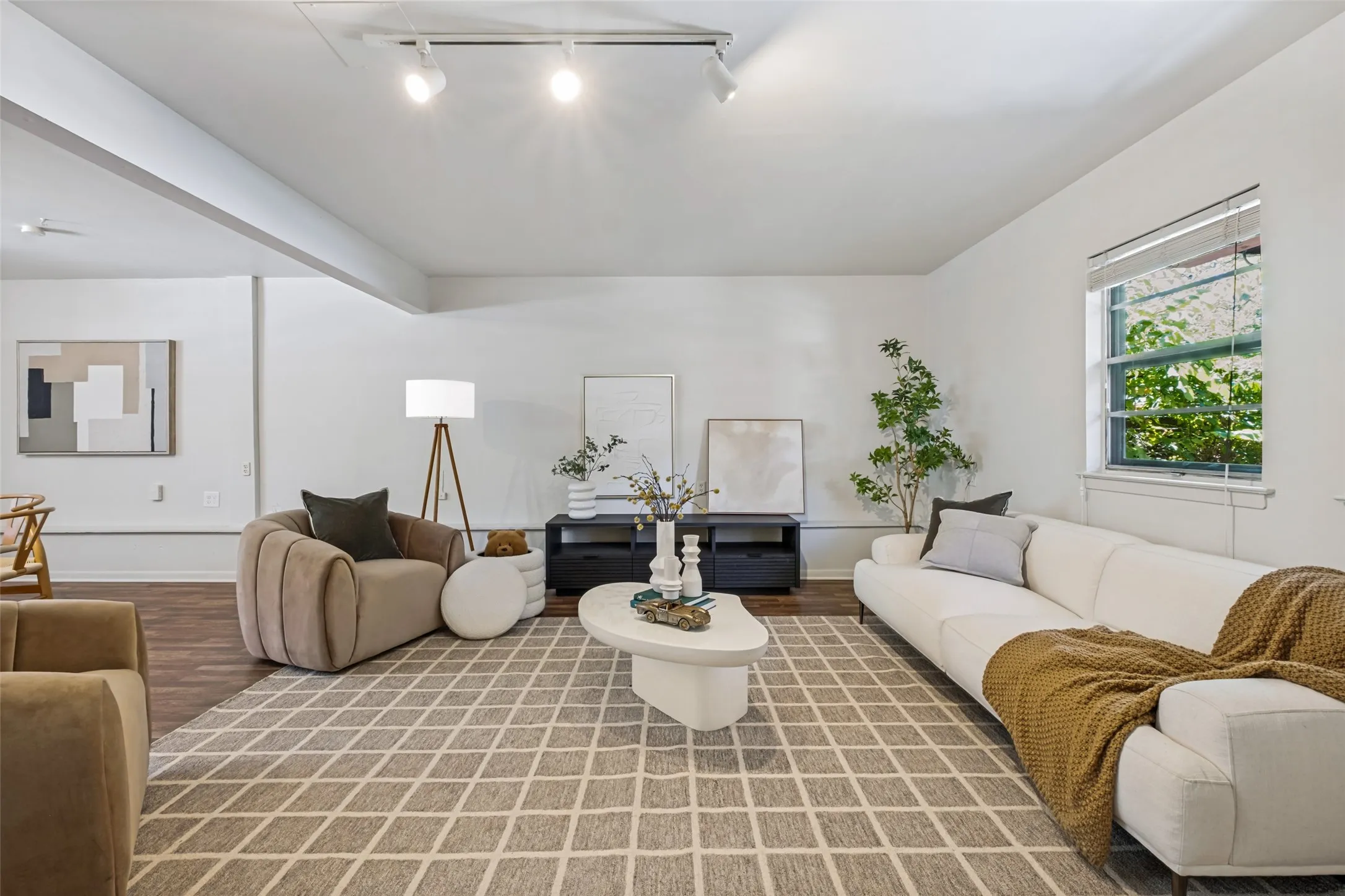 Single Family Residence For Sale in Dallas County , 707 Bondstone Drive, Dallas, Texas 75218, 3 Bedroom, 2 Bathroom, 2 Garage spaces, 2,488 Sqft, built in 1962, mls#21302345, Real Estate Agent in Dallas, Homes For Sale in Dallas county, Homes For Sale in Dallas, Realtor in Dallas Texas, Real Estate Brokerage Independent Realty Texas, Luminita Cordes Realtor