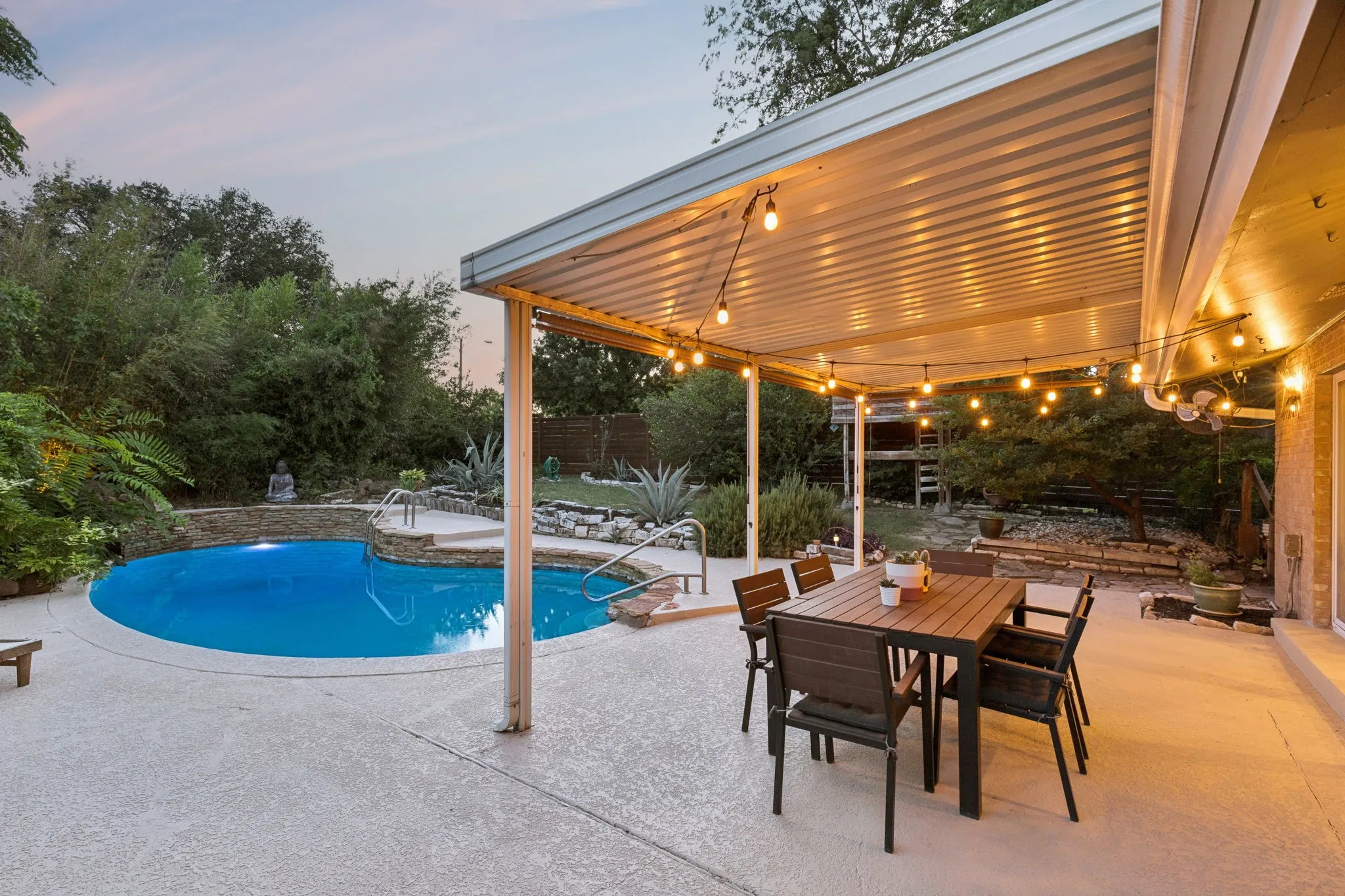 Single Family Residence For Sale in Dallas County , 707 Bondstone Drive, Dallas, Texas 75218, 3 Bedroom, 2 Bathroom, 2 Garage spaces, 2,488 Sqft, built in 1962, mls#21302345, Real Estate Agent in Dallas, Homes For Sale in Dallas county, Homes For Sale in Dallas, Realtor in Dallas Texas, Real Estate Brokerage Independent Realty Texas, Luminita Cordes Realtor