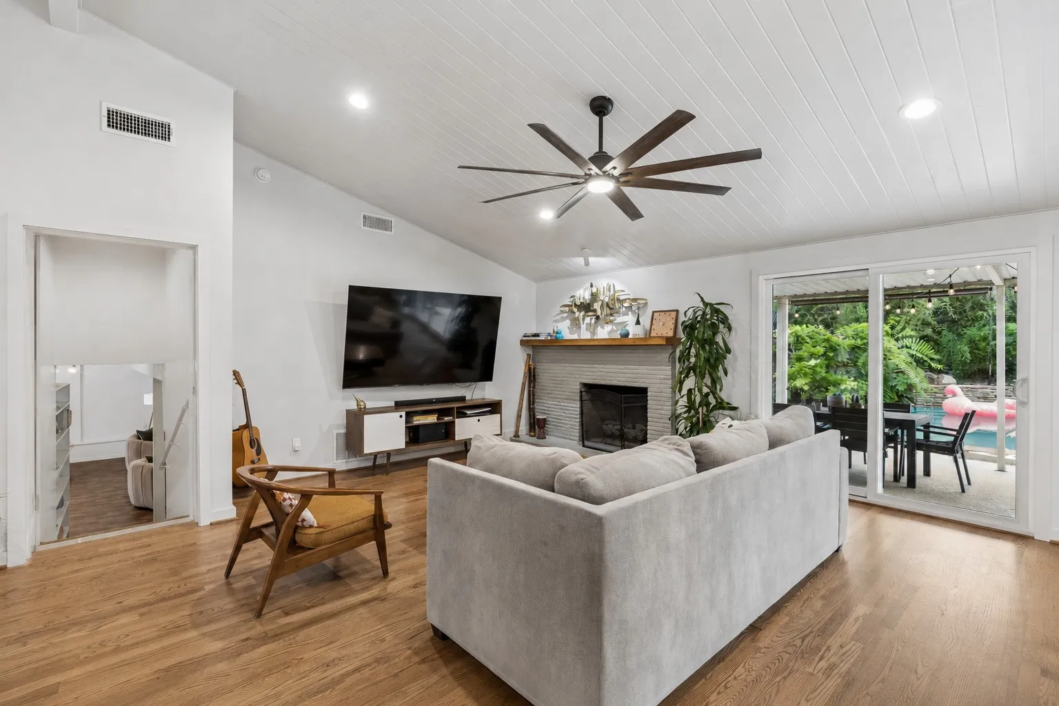 Single Family Residence For Sale in Dallas County , 707 Bondstone Drive, Dallas, Texas 75218, 3 Bedroom, 2 Bathroom, 2 Garage spaces, 2,488 Sqft, built in 1962, mls#21302345, Real Estate Agent in Dallas, Homes For Sale in Dallas county, Homes For Sale in Dallas, Realtor in Dallas Texas, Real Estate Brokerage Independent Realty Texas, Luminita Cordes Realtor
