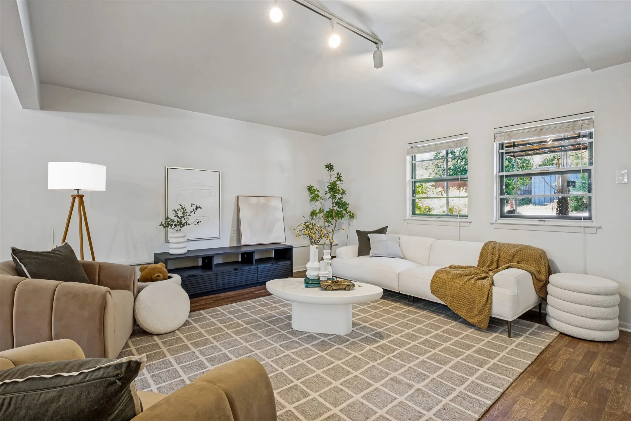 Single Family Residence For Sale in Dallas County , 707 Bondstone Drive, Dallas, Texas 75218, 3 Bedroom, 2 Bathroom, 2 Garage spaces, 2,488 Sqft, built in 1962, mls#21302345, Real Estate Agent in Dallas, Homes For Sale in Dallas county, Homes For Sale in Dallas, Realtor in Dallas Texas, Real Estate Brokerage Independent Realty Texas, Luminita Cordes Realtor