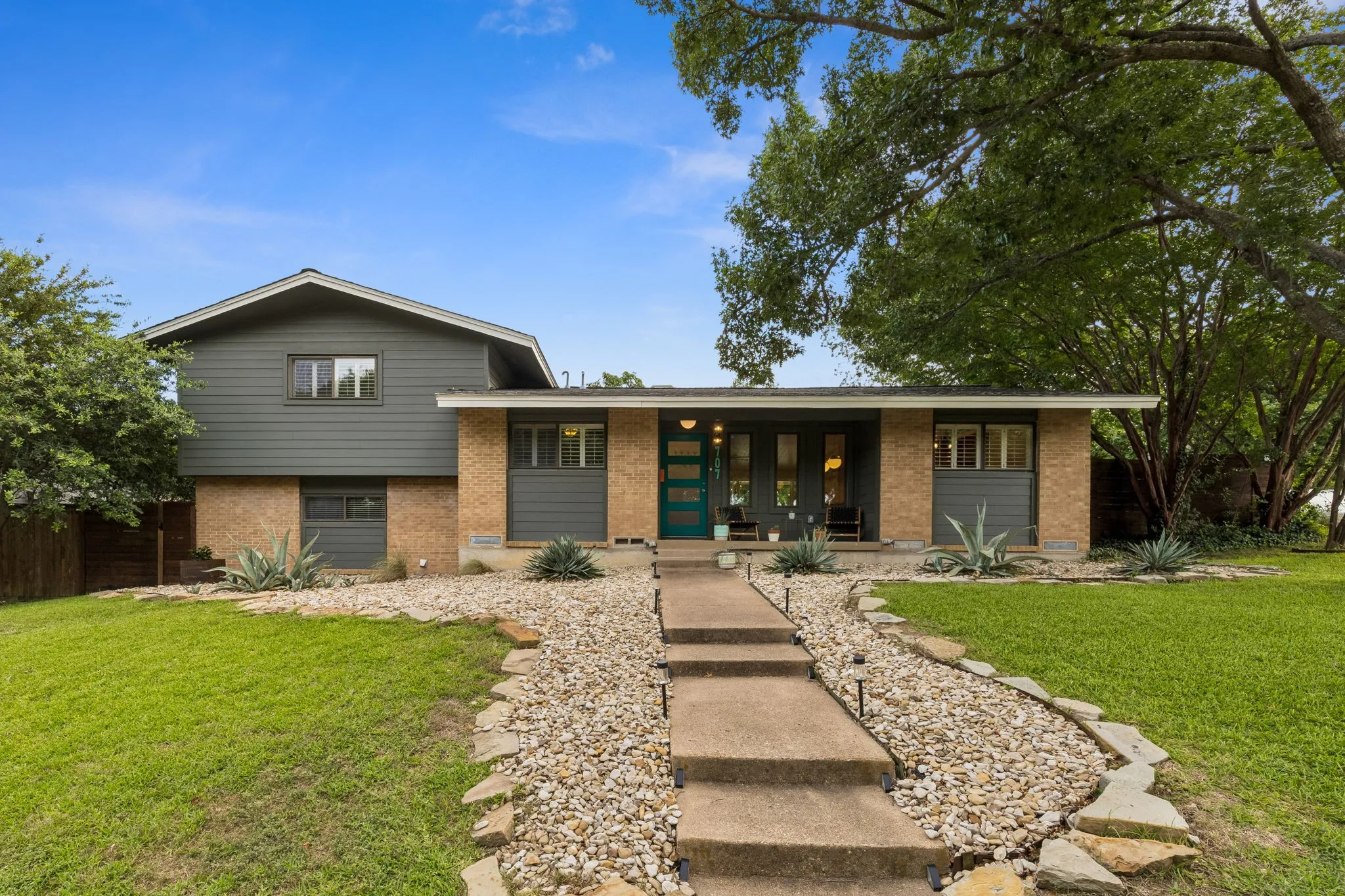 Single Family Residence For Sale in Dallas County , 707 Bondstone Drive, Dallas, Texas 75218, 3 Bedroom, 2 Bathroom, 2 Garage spaces, 2,488 Sqft, built in 1962, mls#21302345, Real Estate Agent in Dallas, Homes For Sale in Dallas county, Homes For Sale in Dallas, Realtor in Dallas Texas, Real Estate Brokerage Independent Realty Texas, Luminita Cordes Realtor